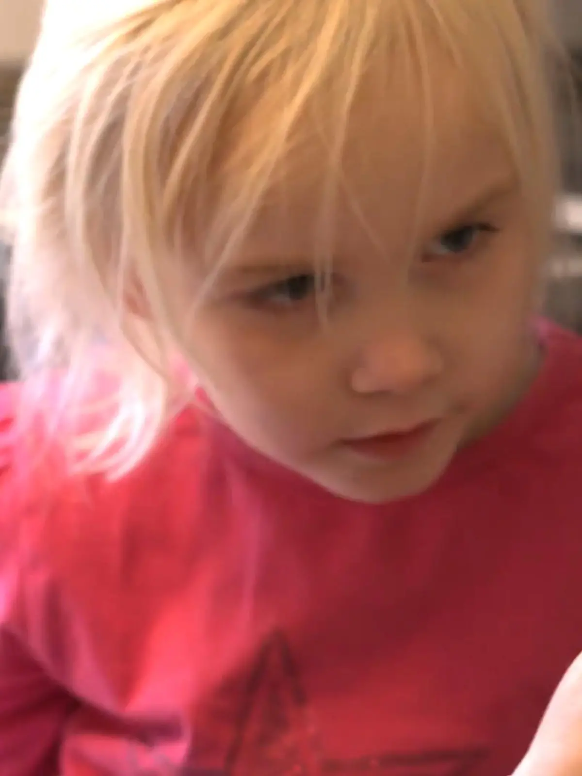 Die 5-jährige Mette leidet an Epilepsie und hatte ein Anrecht auf einen kostenfreien Kita-Platz - bis jetzt. Wie unerwartet ihre Familie von den Kosten überrascht wurde und wer dafür verantwortlich ist, erfahren Sie in unserem Video.