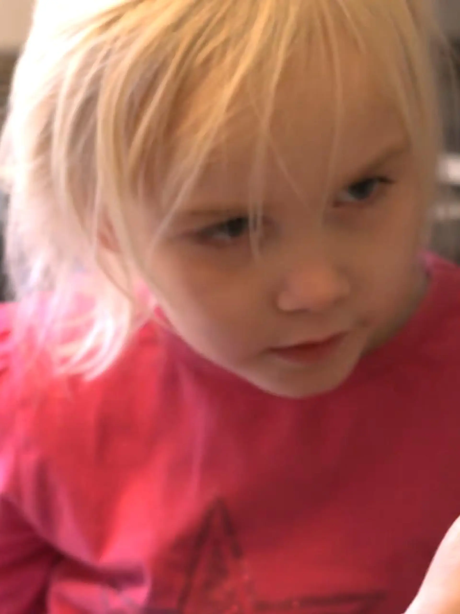 Die 5-jährige Mette leidet an Epilepsie und hatte ein Anrecht auf einen kostenfreien Kita-Platz - bis jetzt. Wie unerwartet ihre Familie von den Kosten überrascht wurde und wer dafür verantwortlich ist, erfahren Sie in unserem Video.