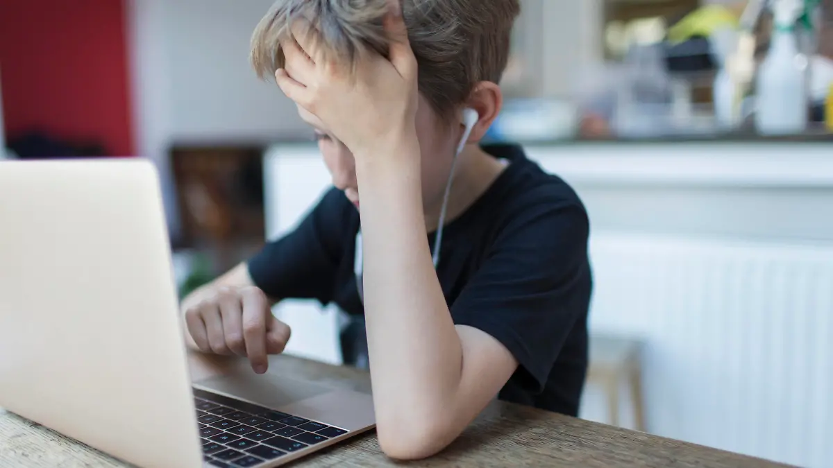 Frustrated boy with headphones homeschooling at laptop Frustrated boy with headphones homeschooling at laptop. *** Frustrated boy with headphones homeschooling at laptop Frustrated boy with headphones homeschooling at laptop PUBLICATIONxINxGERxSUIxHUNxONLY PaulxBradbury/Caiaximage/SCIENCExPHOTOxLIBRARY F030/8784 