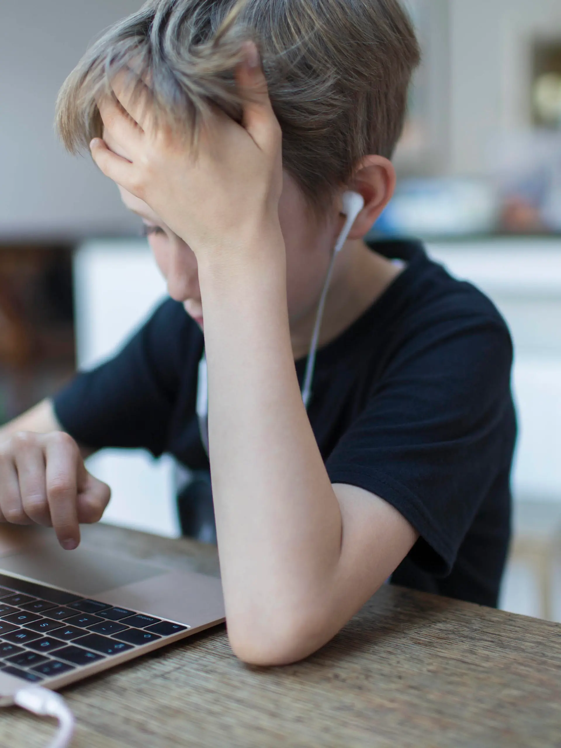 Frustrated boy with headphones homeschooling at laptop Frustrated boy with headphones homeschooling at laptop. *** Frustrated boy with headphones homeschooling at laptop Frustrated boy with headphones homeschooling at laptop PUBLICATIONxINxGERxSUIxHUNxONLY PaulxBradbury/Caiaximage/SCIENCExPHOTOxLIBRARY F030/8784 
