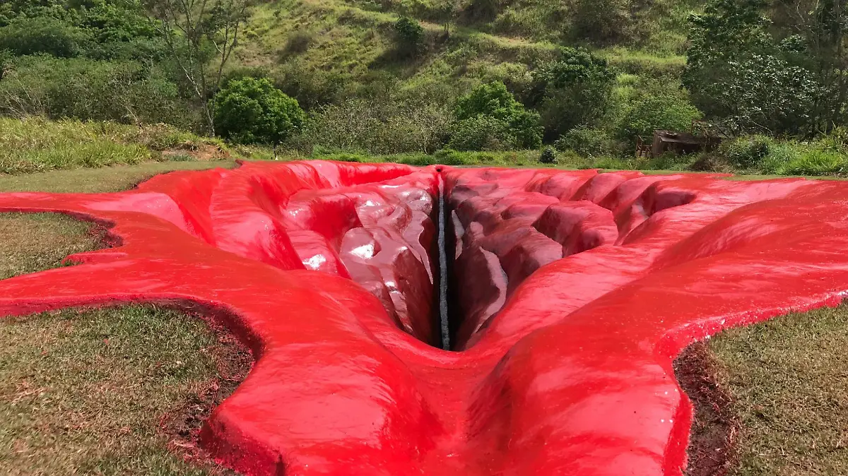 Die 33 Meter lange Stahl-Vagina soll zum Nachdenken über die männlich dominierte Gesellschaft anregen.