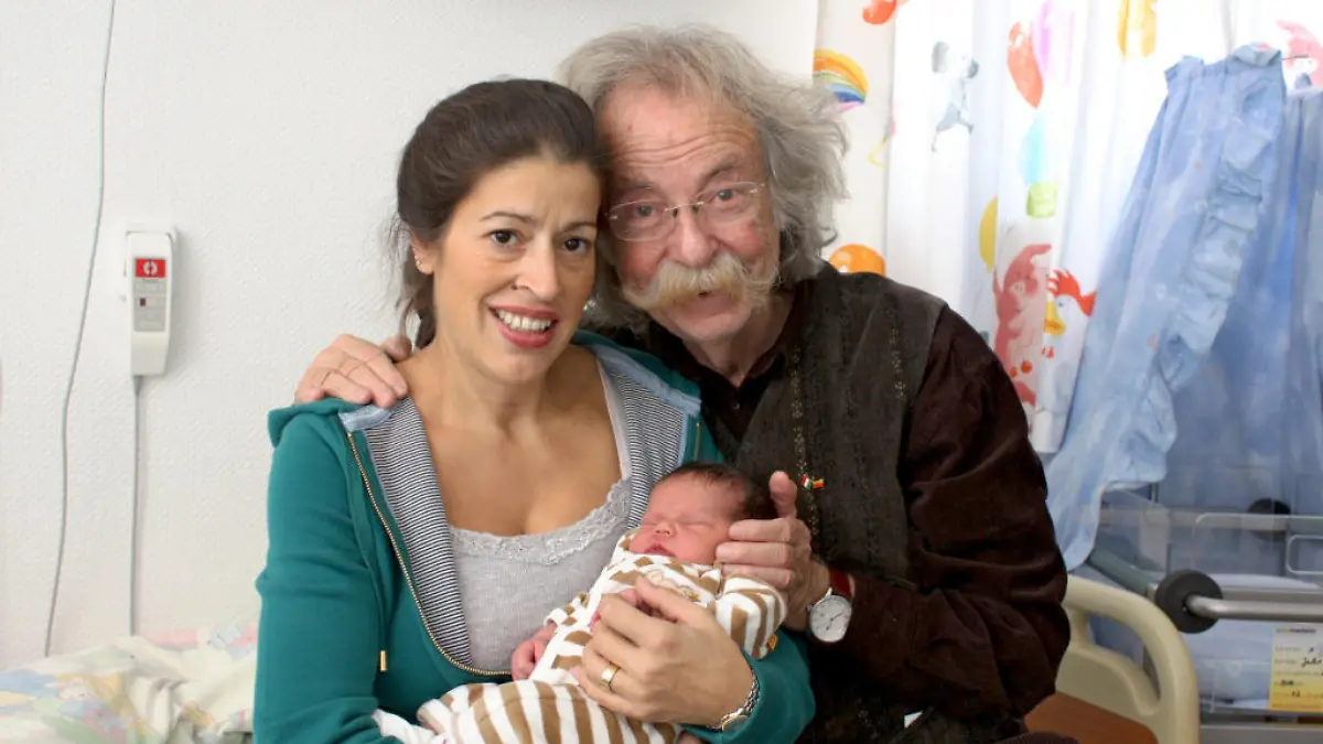 Der Moderator Jean Pütz und seine Frau Pina halten  am Sonntag (24.10.2010) in Essen ihre Tochter Julie Josephine im Arm. Der ehemalige "Hobbythek"-Moderator Jean Pütz ist mit 74 Jahren Vater einer Tochter geworden. Pütz findet sich keineswegs zu alt, um noch einmal ein Kind großzuziehen. Ein ernstzunehmender Wissenschaftler habe ihm prophezeit, dass er 94 Jahre alt werde - demnach hätte er noch 20 Jahre vor sich. Foto: Jean Pütz dpa/lnw  +++(c) dpa - Bildfunk+++