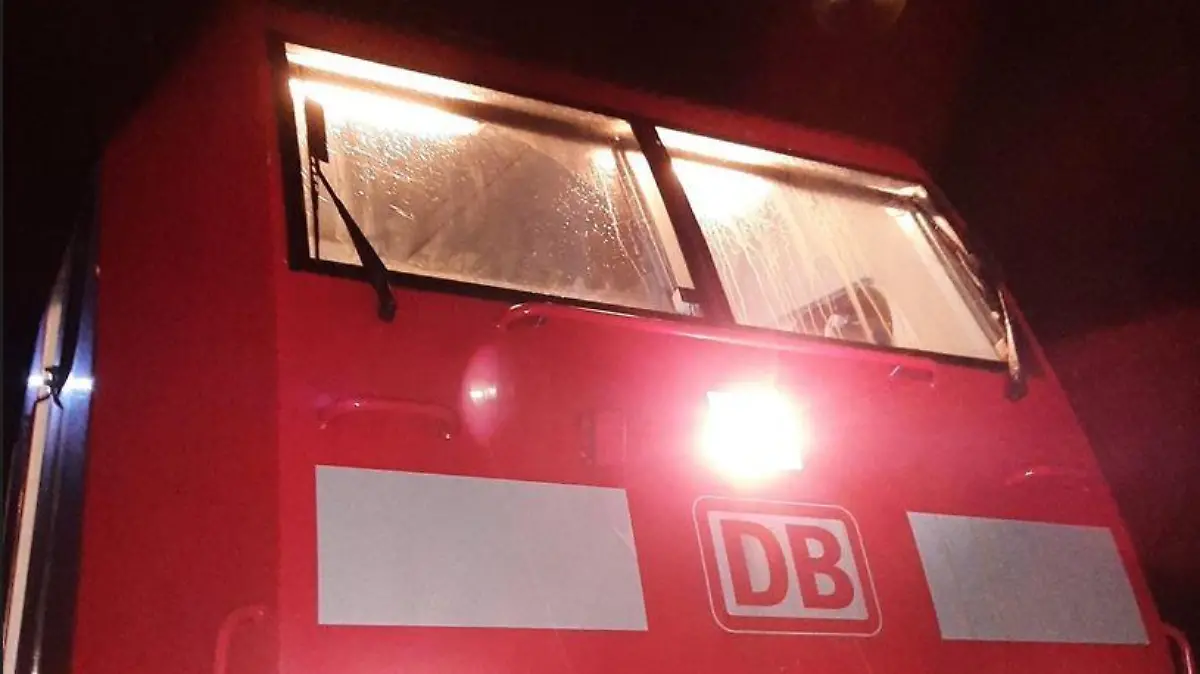 Die Frontscheiben der Lokomotive sind mit einer anfangs unbekannten Flüssigkeit verschmiert.