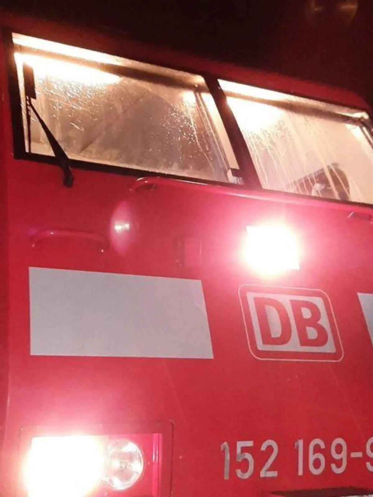 Die Frontscheiben der Lokomotive sind mit einer anfangs unbekannten Flüssigkeit verschmiert.