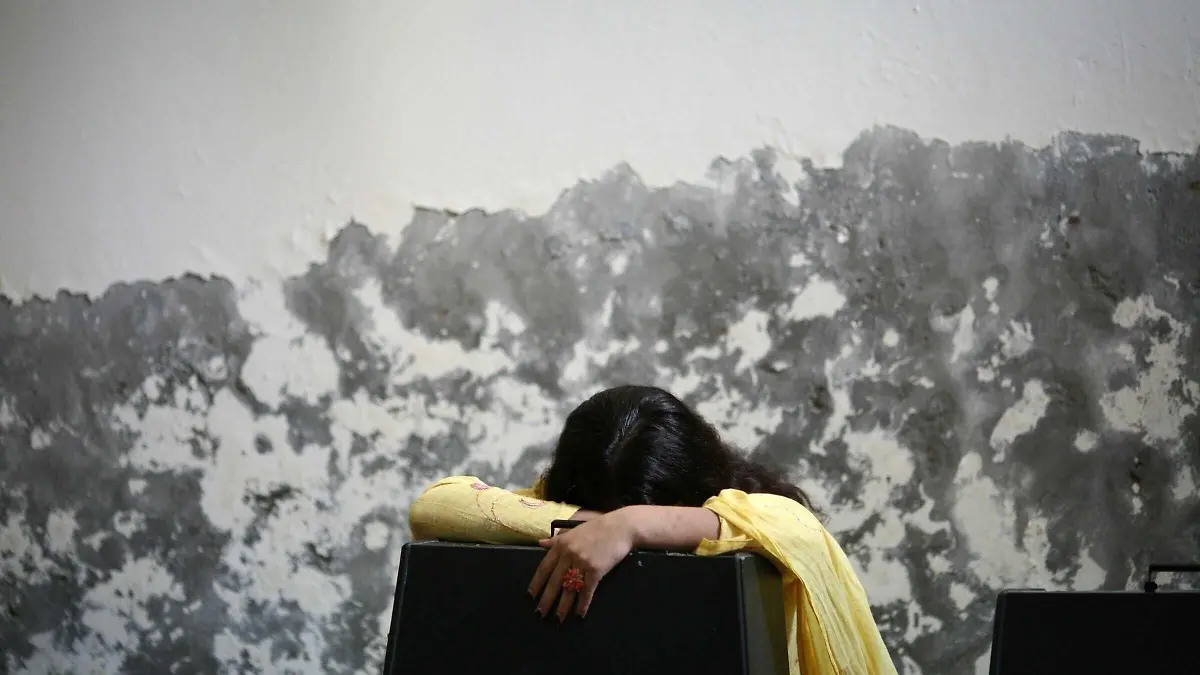 Pictured - SHELTER. A girl hangs her head on a sewing machine box before the daily routine of practicing and learning vocational skills at the dar-ul-aman. Skills such as sewing and embroidery are taught to the girls in the shelter so they can be self-sufficient once they leave. There is a silent epidemic inside Pakistan that has caused tens of thousands of women to be subjected to abuse, even death, in the name of preserving a family's honor in a male-dominated society. More than 4,100 'honor' killings - the slaying of a woman by relatives who think she has shamed the family - occurred in the country between 2001 and 2004, according to Pakistan's Interior Ministry. The practice of honor killing, though not limited to Islam, retains support in Muslim countries, where the majority of such attacks take place and where their numbers are on the rise. Foto: Katie Falkenberg/Washington Times +++(c) dpa - Report+++