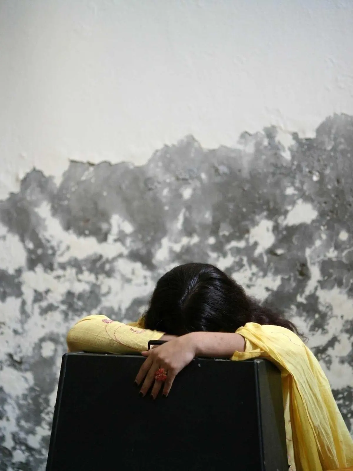 Pictured - SHELTER. A girl hangs her head on a sewing machine box before the daily routine of practicing and learning vocational skills at the dar-ul-aman. Skills such as sewing and embroidery are taught to the girls in the shelter so they can be self-sufficient once they leave.  There is a silent epidemic inside Pakistan that has caused tens of thousands of women to be subjected to abuse, even death, in the name of preserving a family's honor in a male-dominated society. More than 4,100 'honor' killings - the slaying of a woman by relatives who think she has shamed the family - occurred in the country between 2001 and 2004, according to Pakistan's Interior Ministry. The practice of honor killing, though not limited to Islam, retains support in Muslim countries, where the majority of such attacks take place and where their numbers are on the rise. Foto: Katie Falkenberg/Washington Times  +++(c) dpa - Report+++