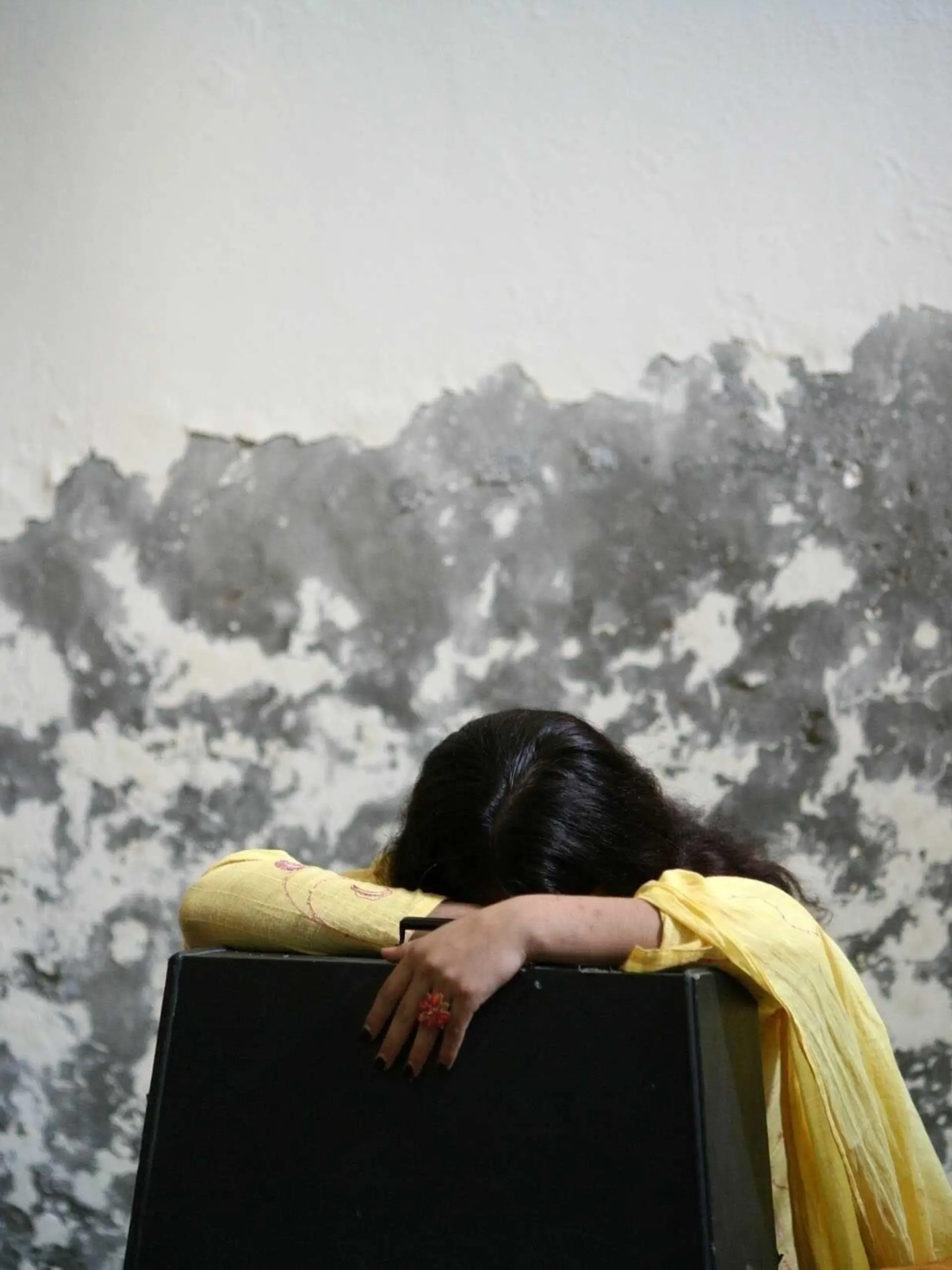 Pictured - SHELTER. A girl hangs her head on a sewing machine box before the daily routine of practicing and learning vocational skills at the dar-ul-aman. Skills such as sewing and embroidery are taught to the girls in the shelter so they can be self-sufficient once they leave.  There is a silent epidemic inside Pakistan that has caused tens of thousands of women to be subjected to abuse, even death, in the name of preserving a family's honor in a male-dominated society. More than 4,100 'honor' killings - the slaying of a woman by relatives who think she has shamed the family - occurred in the country between 2001 and 2004, according to Pakistan's Interior Ministry. The practice of honor killing, though not limited to Islam, retains support in Muslim countries, where the majority of such attacks take place and where their numbers are on the rise. Foto: Katie Falkenberg/Washington Times  +++(c) dpa - Report+++