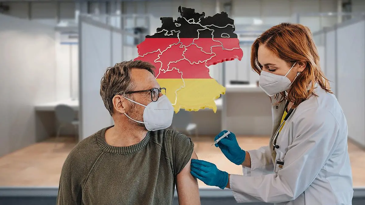 Ein Mann bekommt die Impfung von einer Ärztin.