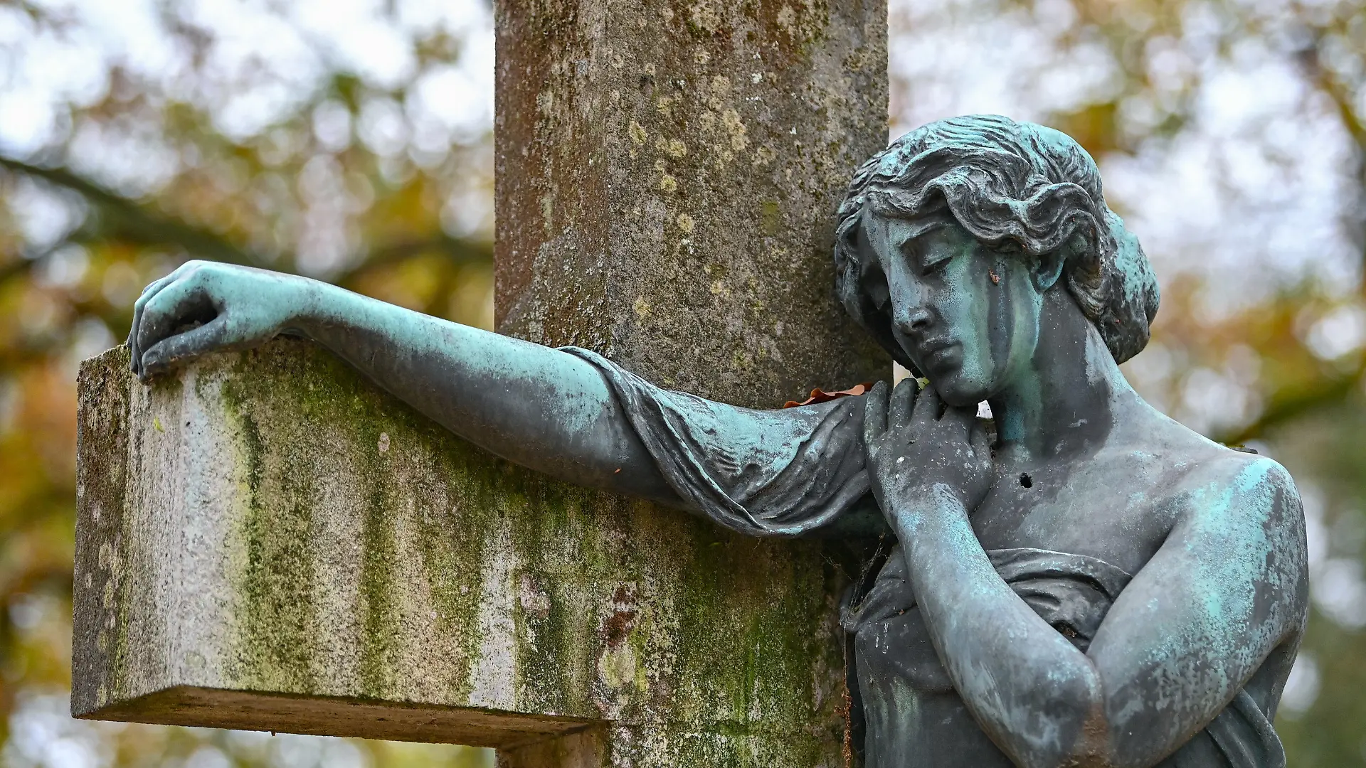 ARCHIV - 12.11.2020, Brandenburg, Frankfurt (Oder): Eine Bronzefigur ist an einem Kreuz auf einem Friedhof zu sehen (zu dpa «Volkstrauertag zum Gedenken an die Opfer von Krieg und Gewalt»). Foto: Patrick Pleul/dpa-Zentralbild/dpa +++ dpa-Bildfunk +++