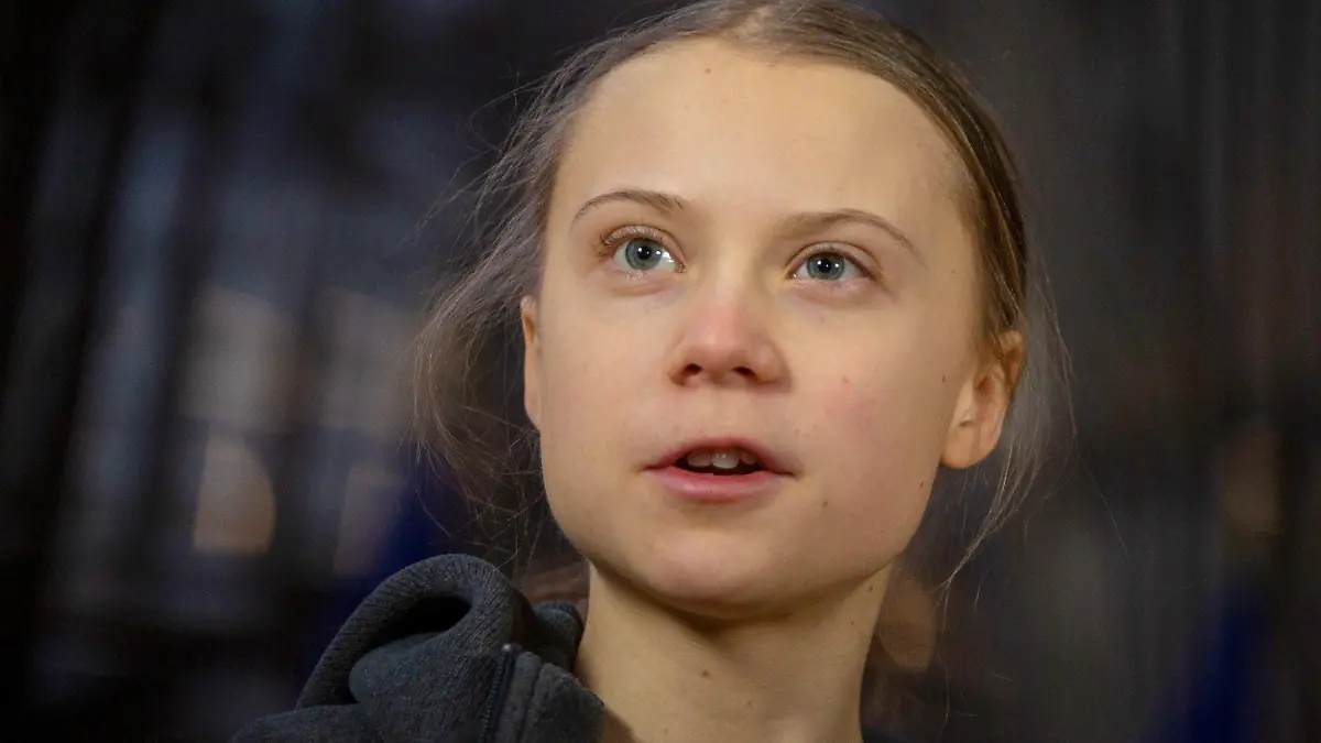 ARCHIV - 05.03.2020, Belgien, Brüssel: Greta Thunberg, schwedische Klimaaktivistin, spricht zu Journalisten, als sie zu einer Sitzung des Umweltrates im Gebäude des Europäischen Rates in Brüssel eintrifft. Thunberg setzt im Kampf gegen die Klima- und Umweltkrise auf ein stärkeres Bewusstsein in der Bevölkerung. (zu dpa «Greta hat Geburtstag») Foto: Virginia Mayo/AP/dpa +++ dpa-Bildfunk +++