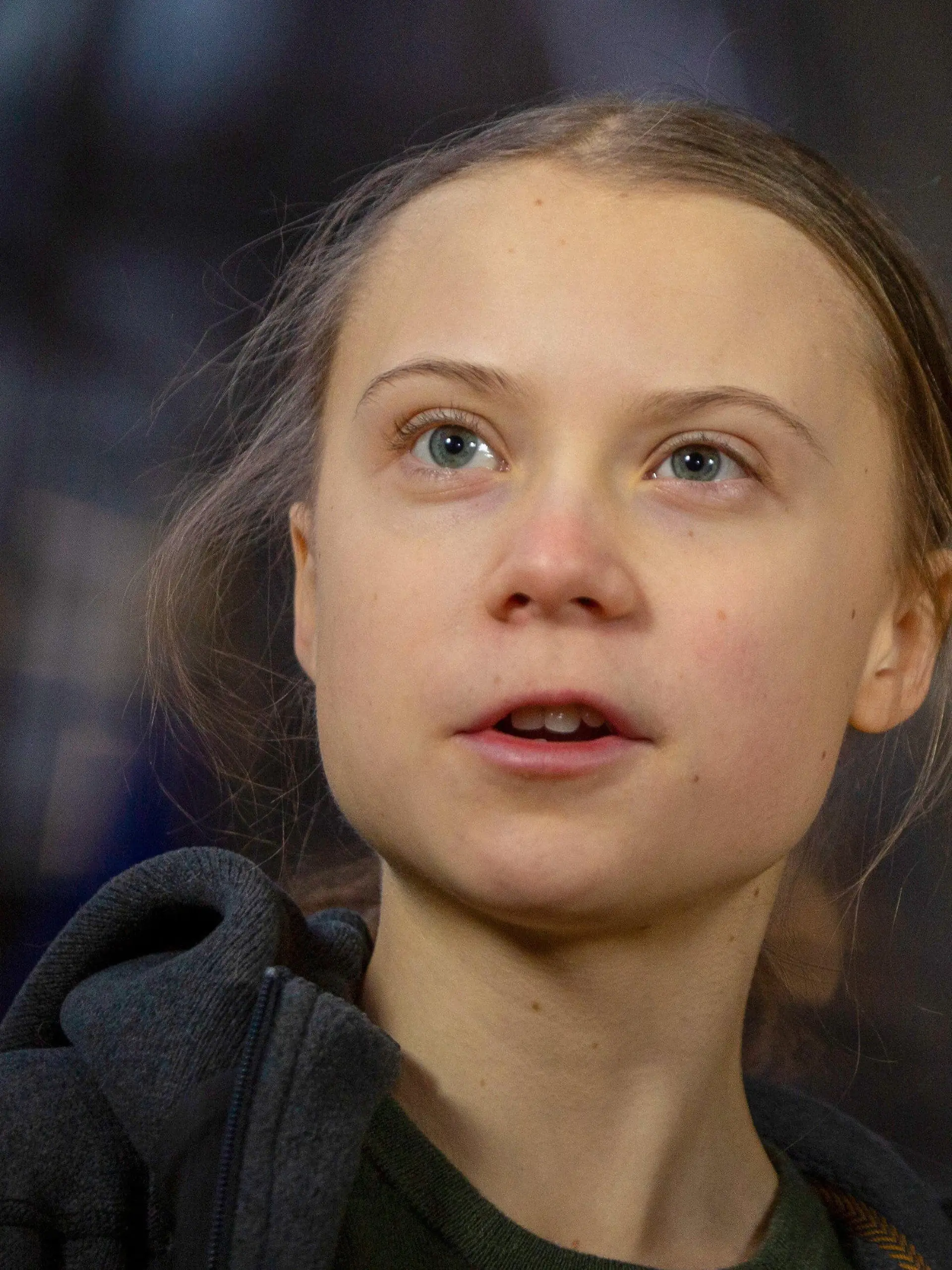 ARCHIV - 05.03.2020, Belgien, Brüssel: Greta Thunberg, schwedische Klimaaktivistin, spricht zu Journalisten, als sie zu einer Sitzung des Umweltrates im Gebäude des Europäischen Rates in Brüssel eintrifft. Thunberg setzt im Kampf gegen die Klima- und Umweltkrise auf ein stärkeres Bewusstsein in der Bevölkerung. (zu dpa «Greta hat Geburtstag») Foto: Virginia Mayo/AP/dpa +++ dpa-Bildfunk +++