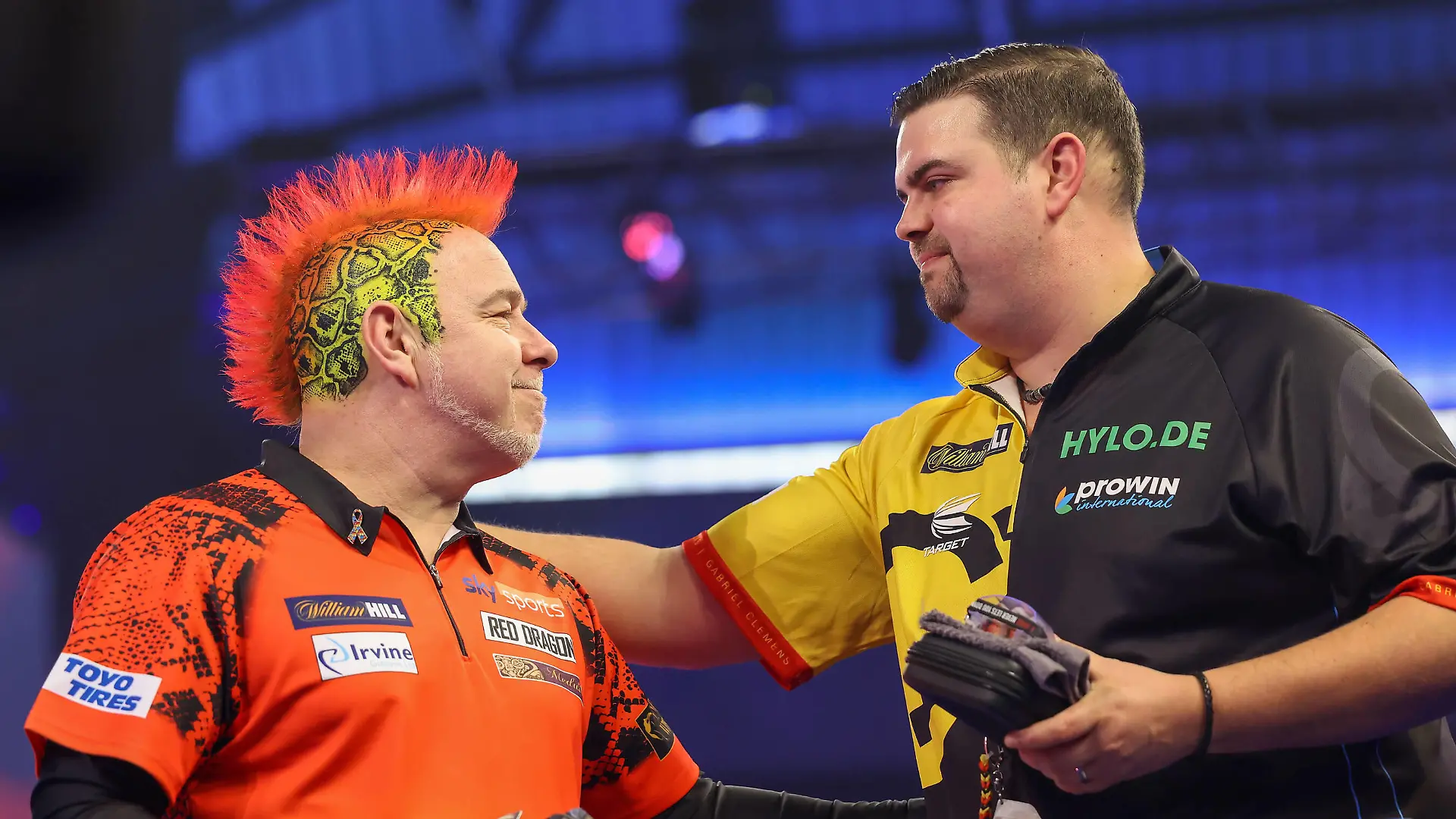 William Hill World Darts Championship 27/12/2020. Peter Wright congratulates Gabriel Clemens during the third round of the William Hill World Darts Championship at Alexandra Palace, London, United Kingdom on 27 December 2020. Editorial use only PUBLICATIONxNOTxINxUK , Copyright: xNigelxKeenex PSI-11382-0113