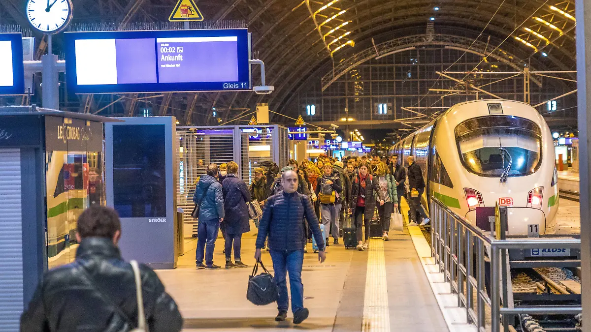 Pünktlich um 0:00 des 27. März 2023 begann der angekündigte Streik im Fernverkehr der Deutschen Bahn. Letzte Züge erreichten kurz vor und kurz nach Mitternacht den Hauptbahnhof von Leipzig. Nur wenige Züge des Nahverkehrs von privaten Betreibern werden fahren. Streik Fernverkehr *** Punctually at 0 00 of 27 March 2023 began the announced strike in the long-distance traffic of Deutsche Bahn Last trains reached shortly before and shortly after midnight the main station of Leipzig Only a few trains of the local traffic of private operators will run Strike long-distance traffic