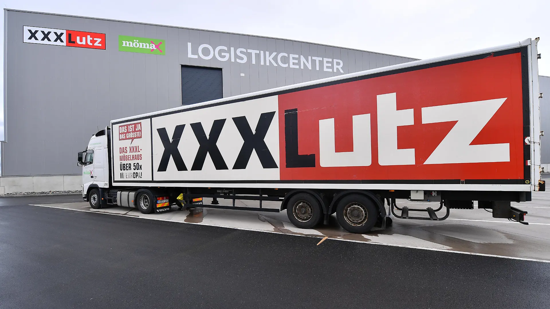 ARCHIV - 20.02.2020, Thüringen, Ichtershausen: "Logistikcenter" steht an der Fassade des zukünftigen XXXLutz E-Commerce-Logistikzentrums am Erfurter Kreuz. (zu dpa "EU-Kommission genehmigt Übernahme von Online-Möbelhändler Home24") Foto: Martin Schutt/dpa-Zentralbild/dpa +++ dpa-Bildfunk +++