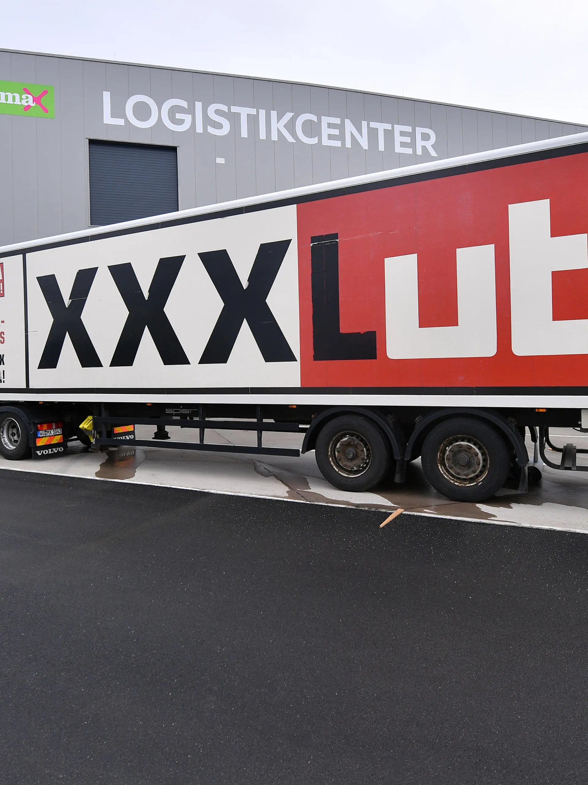 ARCHIV - 20.02.2020, Thüringen, Ichtershausen: "Logistikcenter" steht an der Fassade des zukünftigen XXXLutz E-Commerce-Logistikzentrums am Erfurter Kreuz.    (zu dpa "EU-Kommission genehmigt Übernahme von Online-Möbelhändler Home24") Foto: Martin Schutt/dpa-Zentralbild/dpa +++ dpa-Bildfunk +++