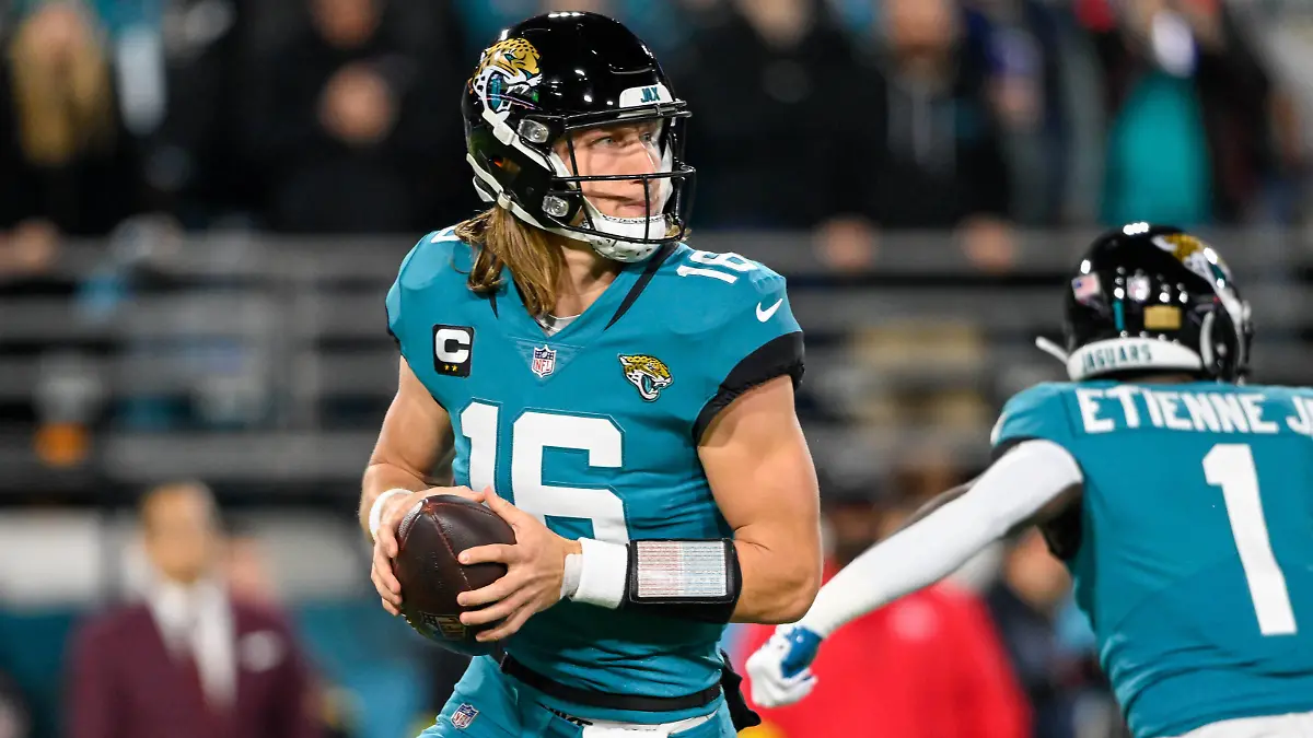 NFL, American Football Herren, USA 2023: Titanss vs Jaguars JAN 07 January 7, 2023: Jacksonville Jaguars quarterback Trevor Lawrence 16 during a game Jacksonville Jaguars quarterback Trevor Lawrence 16 in Jacksonville, FL. Romeo T Guzman/CSM/Sipa USA.Credit Image: Romeo Guzman/Cal Media/Sipa USA Jacksonville TIAA Bank Field FL USA PUBLICATIONxINxDZAxARGxAUTxBHRxBRAxCANxCHLxCHNxCOLxECUxEGYxGRCxINDxIRNxIRQxISRxJORxKWTxLBNxLBYxMLTxMEXxMARxOMNxPERxQATxSAUxSUIxSYRxTUNxTURxUAExUKxVENxYEMxONLY PUBLICATIONxINxALGxARGxAUTxBRNxBRAxCANxCHIxCHNxCOLxECUxEGYxGRExINDxIRIxIRQxISRxJORxKUWxLIBxLBAxMLTxMEXxMARxOMAxPERxQATxKSAxSUIxSYRxTUNxTURxUAExUKxVENxYEMxONLY Copyright: xCalxSportxMediax Editorial use only