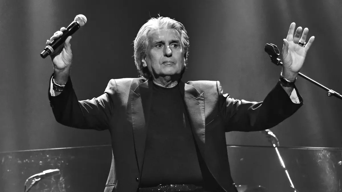 ARCHIV - 27.11.2017, Ukraine, Kiew: Toto Cutogno, italienischer Sänger, steht bei einem Konzert auf der Bühne. Cutugno starb am 22.08.2023 im Alter von 80 Jahren in Mailand, wie sein Management der Deutschen Presse-Agentur auf Anfrage bestätigte. Foto: Pacific Press/Pacific Press via ZUMA Wire/dpa +++ dpa-Bildfunk +++