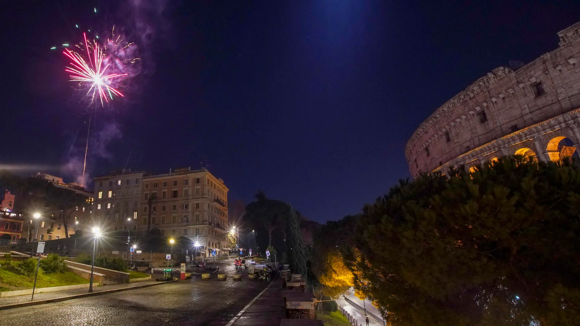 01.01.2019, Italien, Rom: KOMBO - Ein Feuerwerk explodiert in der Silvesternacht über dem Hügel Colle Oppio während der Platz vor dem Kolosseum aufgrund der Maßnahmen gegen die Verbreitung des Coronavirus menschenleer ist (oben, 01.01.2021). Am selben Ort versammelten sich am 01.01.2018 noch zahlreiche Menschen (unten). Foto: Andrew Medichini/AP/dpa +++ dpa-Bildfunk +++