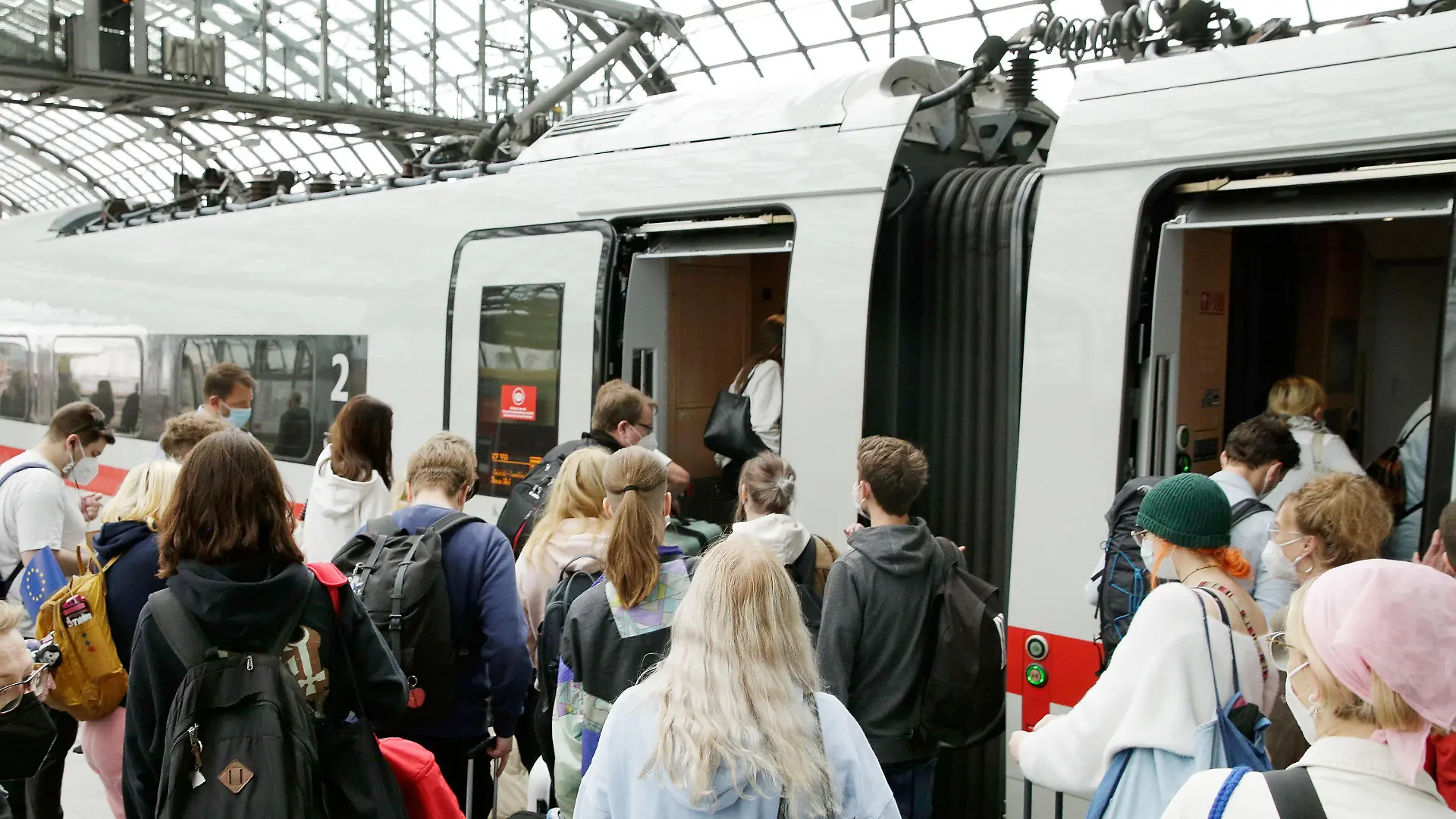 16.09.2021, Berlin: Fahrgäste betreten einen ICE-Zug der Deutschen Bahn im Berliner Hauptbahnhof.  Die Deutsche Bahn und die Lokführergewerkschaft GDL haben sich nach einem Streik auf einen Tarifvertrag verständigt. Foto: Carsten Koall/dpa +++ dpa-Bildfunk +++