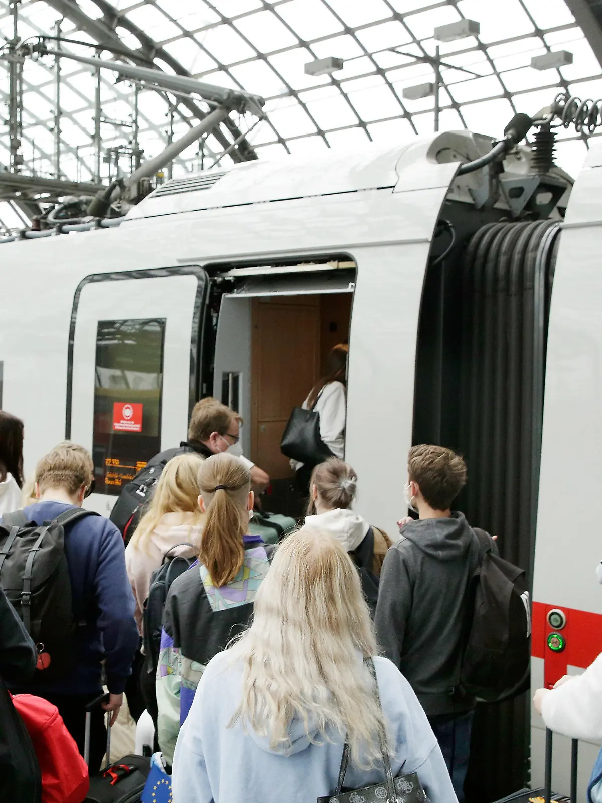 16.09.2021, Berlin: Fahrgäste betreten einen ICE-Zug der Deutschen Bahn im Berliner Hauptbahnhof.  Die Deutsche Bahn und die Lokführergewerkschaft GDL haben sich nach einem Streik auf einen Tarifvertrag verständigt. Foto: Carsten Koall/dpa +++ dpa-Bildfunk +++