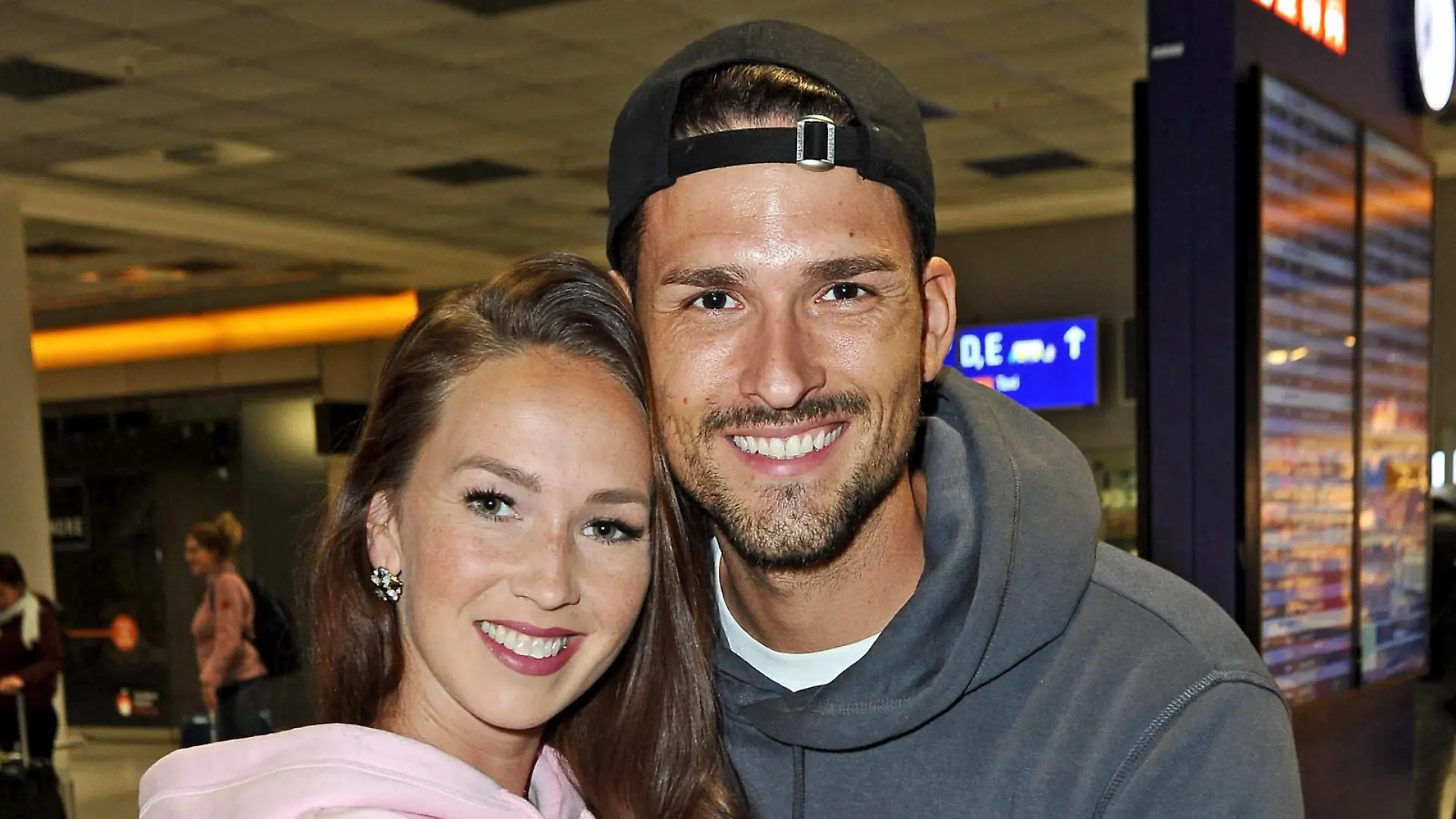 RTL - Dschungelcamp 2020. Marco Cerullo und Christina Grass anläßlich der Ankunft der Kandidaten der RTL - Sendung Ich bin ein Star - holt mich hier raus vom Dschungel-Camp 2020 am 28.01.2020 auf dem Flughafen Frankfurt / Main. 20200128MWI18507 *** RTL Jungle Camp 2020 Marco Cerullo and Christina Grass on the occasion of the arrival of the candidates of the RTL show Ich bin ein Starholt mich hier rausholt mich hier vom Dschungel Camp 2020 on 28 01 2020 at Frankfurt Airport 20200128MWI18507