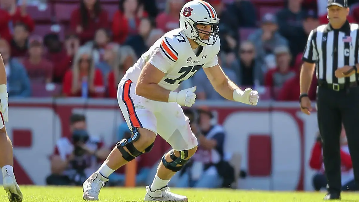 October 16, 2021: Auburn left tackle Kilian Zierer 77 takes a step as the ball is snapped. Auburn defeated Arkansas 38-25 in Fayetteville, AR, /CSM Fayetteville USA - ZUMAcm9_ 20211016_zaf_cm9_010 Copyright: xRicheyxMillerx