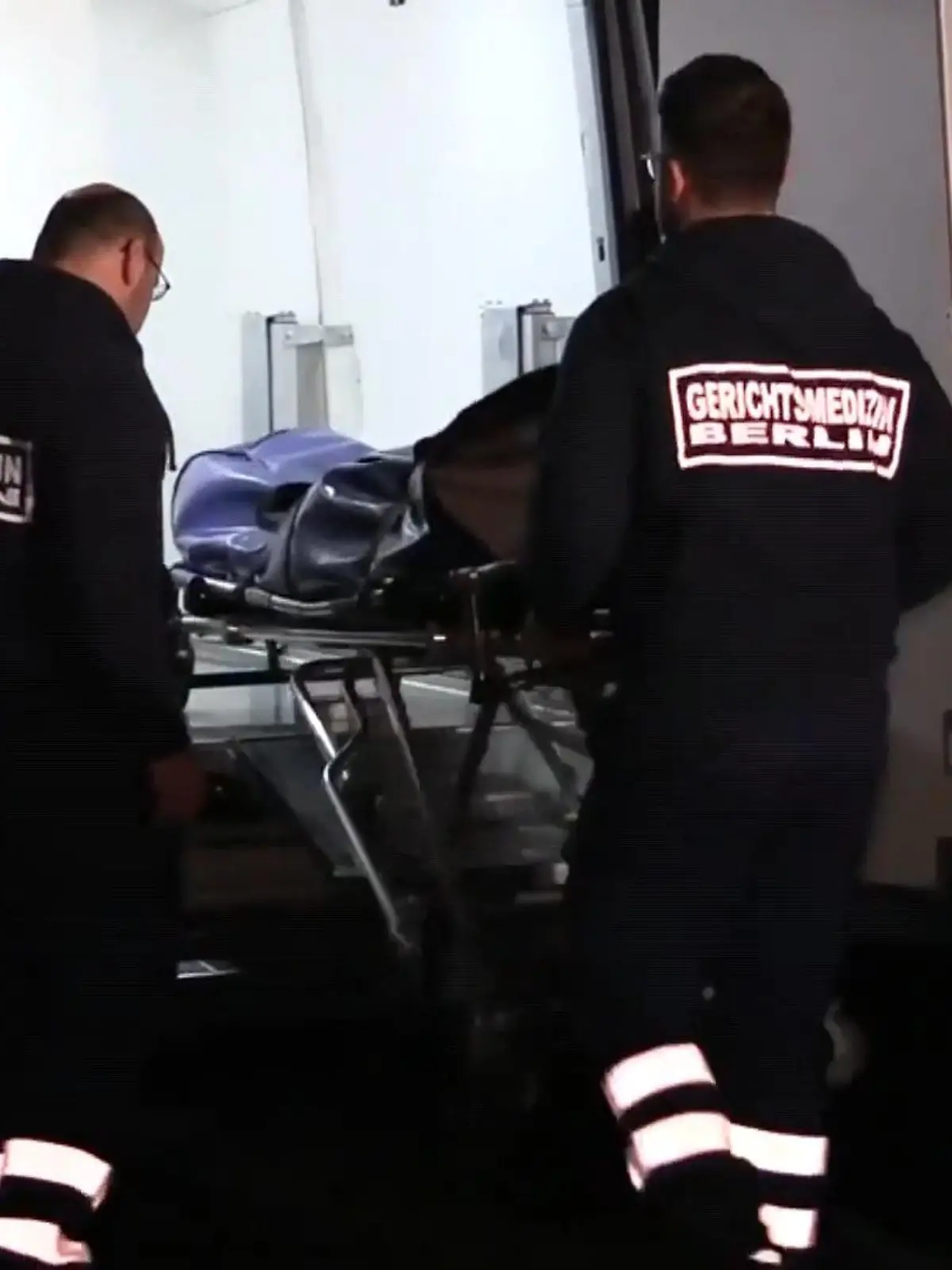 War es Mord im Bordell? Am Montagnachmittag (17. April) wurde die Polizei in die Weserstraße im Berliner Stadtteil Friedrichshain gerufen. In einem thailändischen Wohnungsbordell wurde eine Leiche gefunden.
