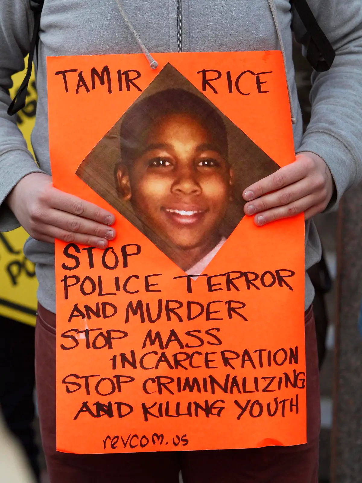 epa04502535 A protester holds a sign with a picture of Tamir Rice. during a rally at Public Square in Cleveland, Ohio, USA, 24 November 2014. Following the 22 November fatal shooting of 12 year old Tamir Rice by a Cleveland Police officer. According to reports, police shot Tamir Rice in the chest near the city's Cudell Recreation Center on 22 November, when he reached into his waistband for a gun that turned out to be a fake. EPA/DAVID MAXWELL +++(c) dpa - Bildfunk+++