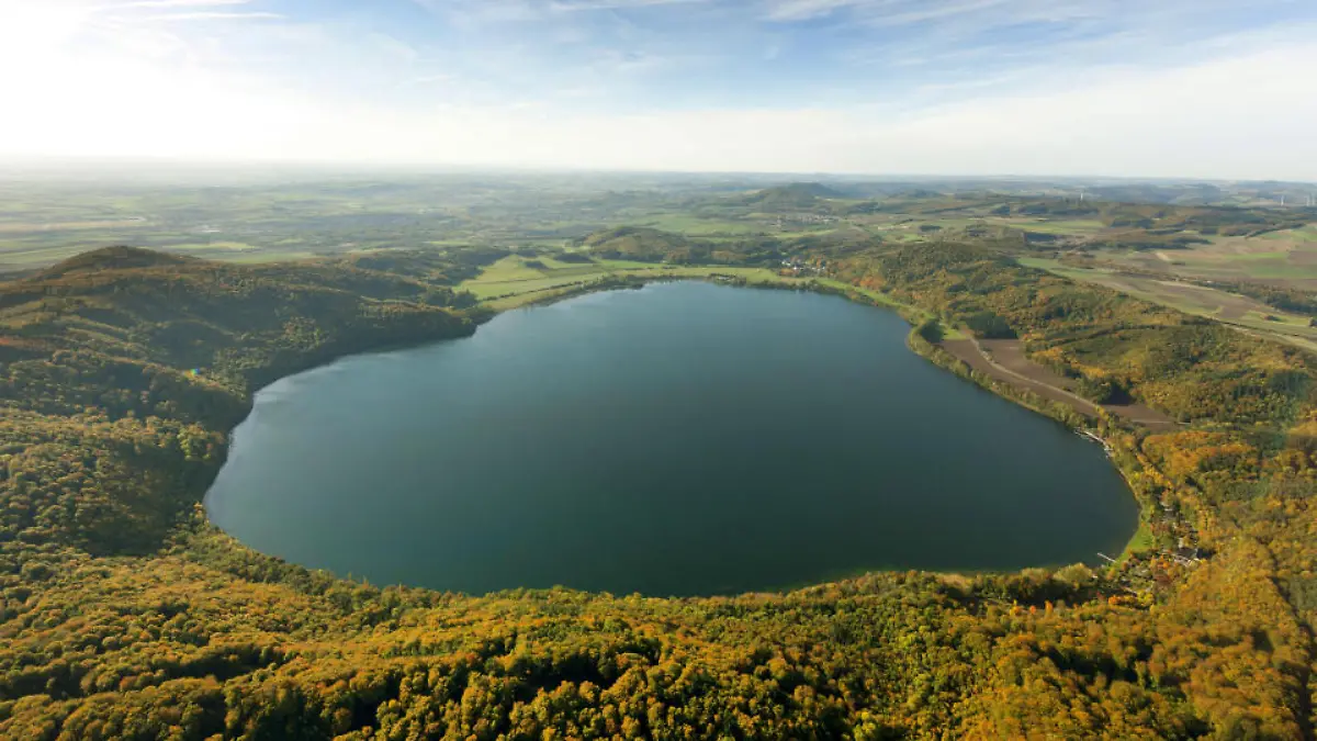 Naturschutzgebiet Laacher See bei Nickenich, 12.10.2012, Luftbild, Deutschland, Rheinland-Pfalz, Nickenich | , Laacher See near Nickenich, 12.10.2012, aerial view, Germany, Rhineland-Palatinate, Nickenich