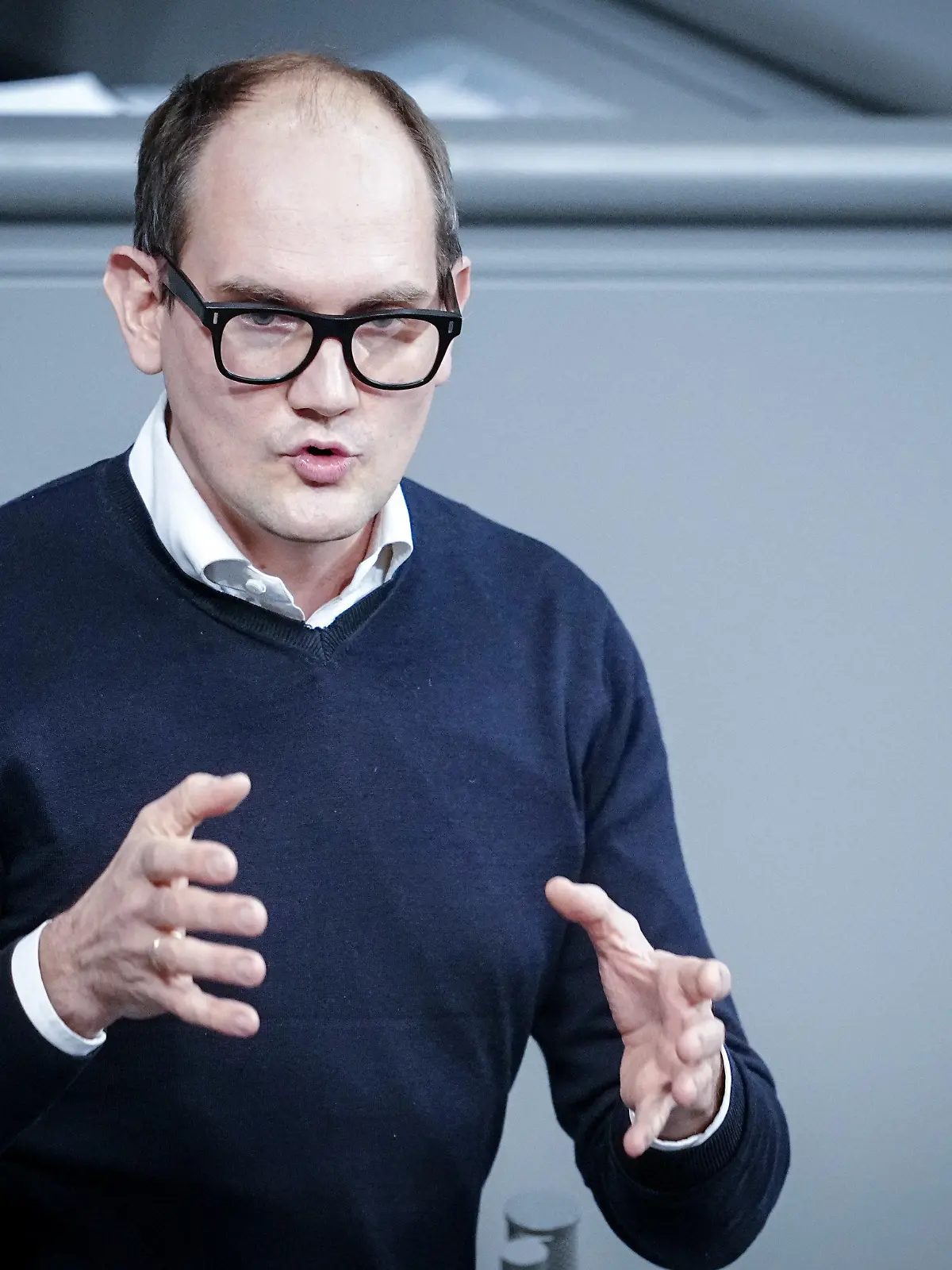 02.12.2022, Berlin: Janosch Dahmen, Bundestagsabgeordneter von Bündnis 90/die Grünen, spricht bei der Sitzung des Bundestags. Thema ist das Krankenhauspflegeentlastungsgesetz. Foto: Kay Nietfeld/dpa +++ dpa-Bildfunk +++