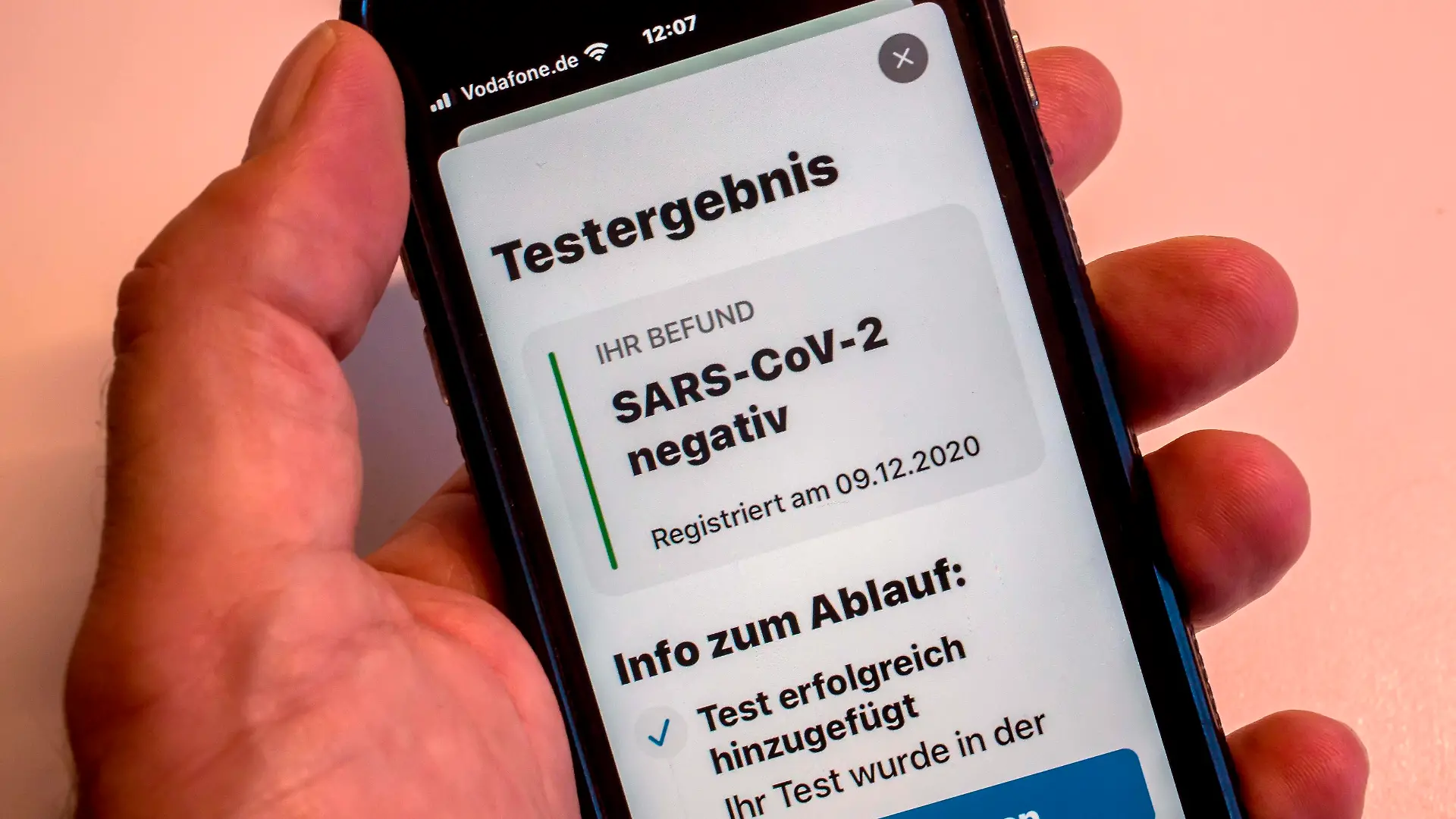 Die Corona Warn App zeigt einen neagtiven Befund eines Coronatests auf Sars Cov 2 an. Corona Warn-App *** The Corona Warn App shows a neagtive finding of a corona test on Sars Cov 2 Corona Warn App