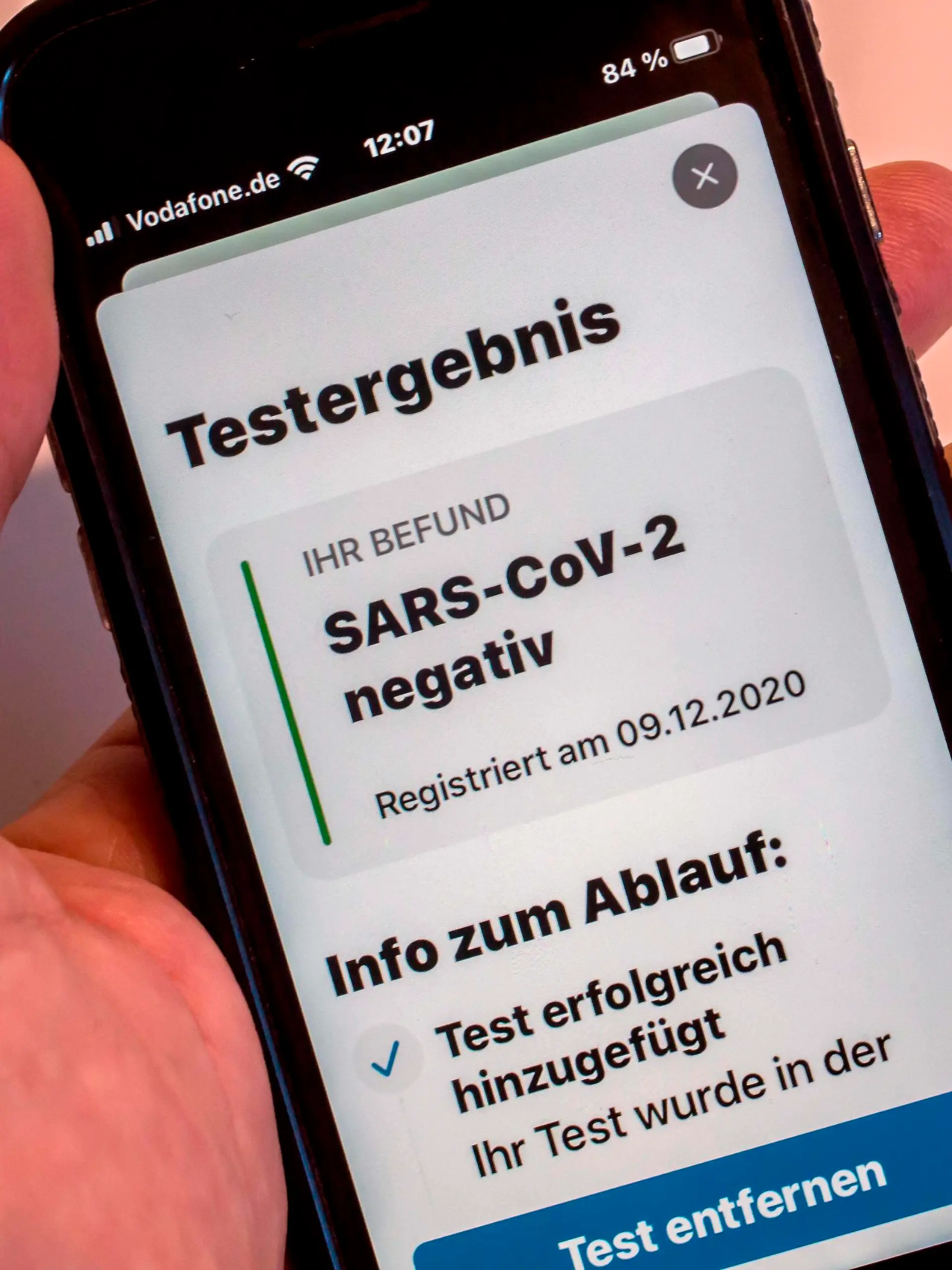  Die Corona Warn App zeigt einen neagtiven Befund eines Coronatests auf Sars Cov 2 an. Corona Warn-App *** The Corona Warn App shows a neagtive finding of a corona test on Sars Cov 2 Corona Warn App