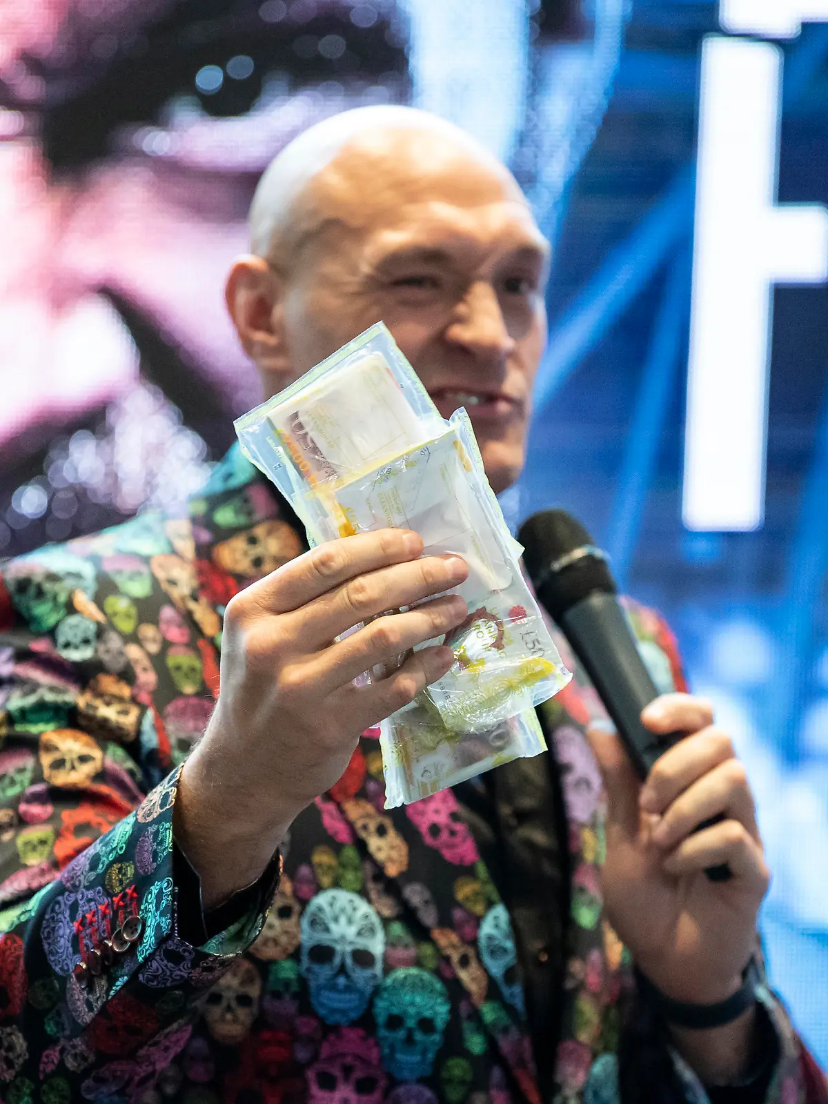 LONDON, ENGLAND - OCTOBER 20: Tyson Fury holds a bag of money given to him by Frank Warren during a Press Conference to announce the fight between Tyson Fury and Derek Chisora at Tottenham Hotspur Stadium on October 20, 2022 in London, England. (Photo by Justin Setterfield/Getty Images)