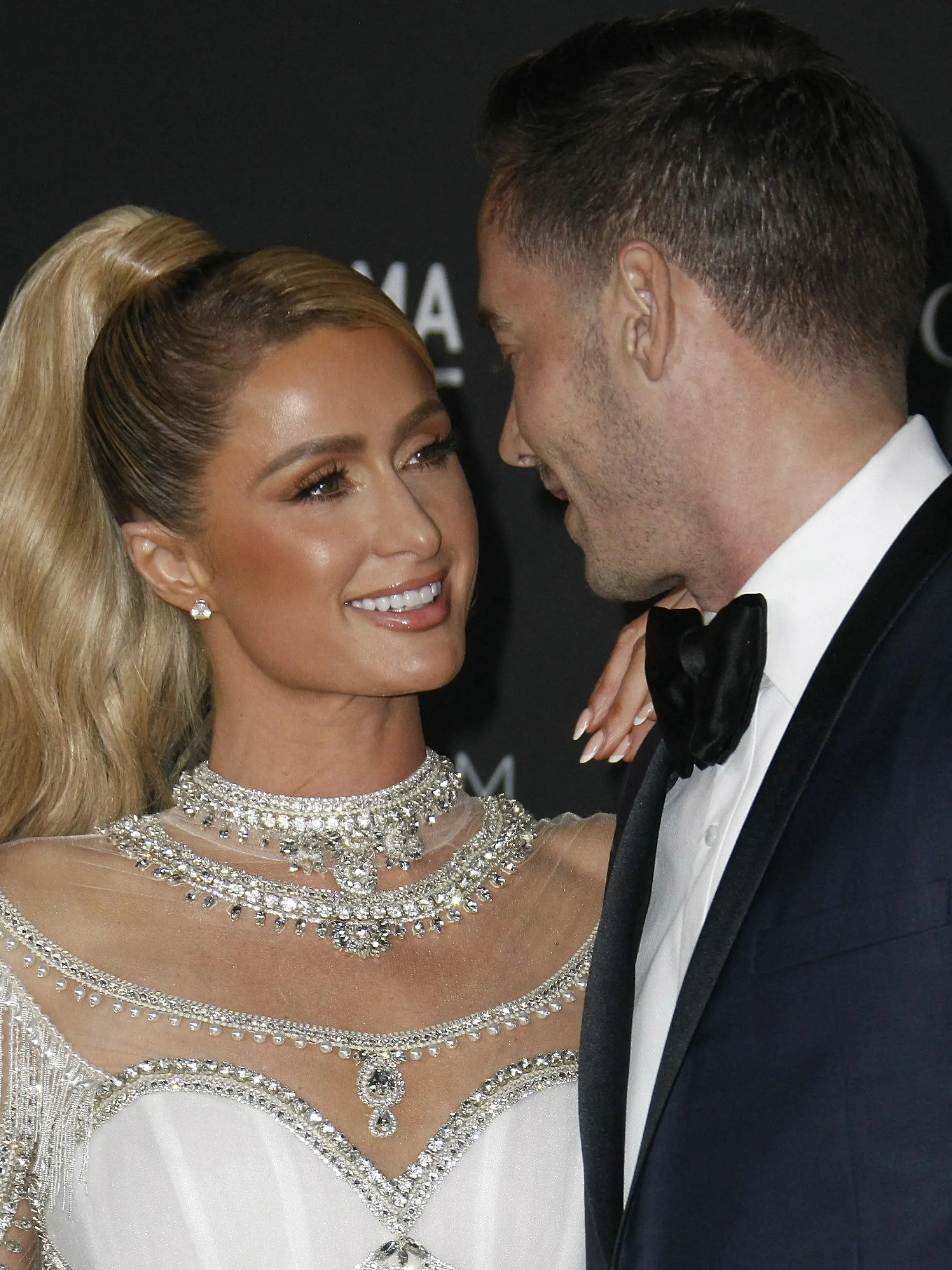 ARCHIV - 06.11.2021, USA, Los Angeles: Paris Hilton (l), US-Model, und ihr damaliger Verlobter Carter Reum kommen zur LACMA Art + Film Gala im Los Angeles County Museum of Art. US-Realitystar Paris Hilton und ihr Mann Carter Reum sind kürzlich per Leihmutterschaft Eltern eines Sohnes geworden. Dies bestätigte die Hotelerbin dem US-Magazin «People» am Dienstag (Ortszeit). (zu dpa: "Paris Hilton ist Mutter geworden") Foto: Imagespace/imageSPACE via ZUMA Press Wire/dpa +++ dpa-Bildfunk +++