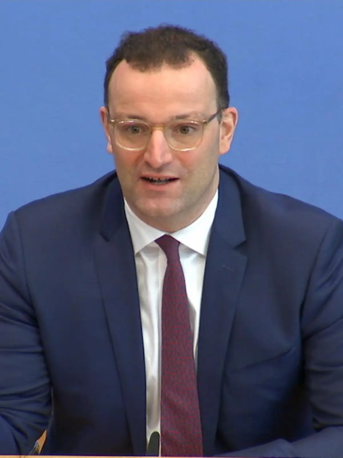 Bild zu: "Spahn empfiehlt, 6 Dosen zu entnehmen"
