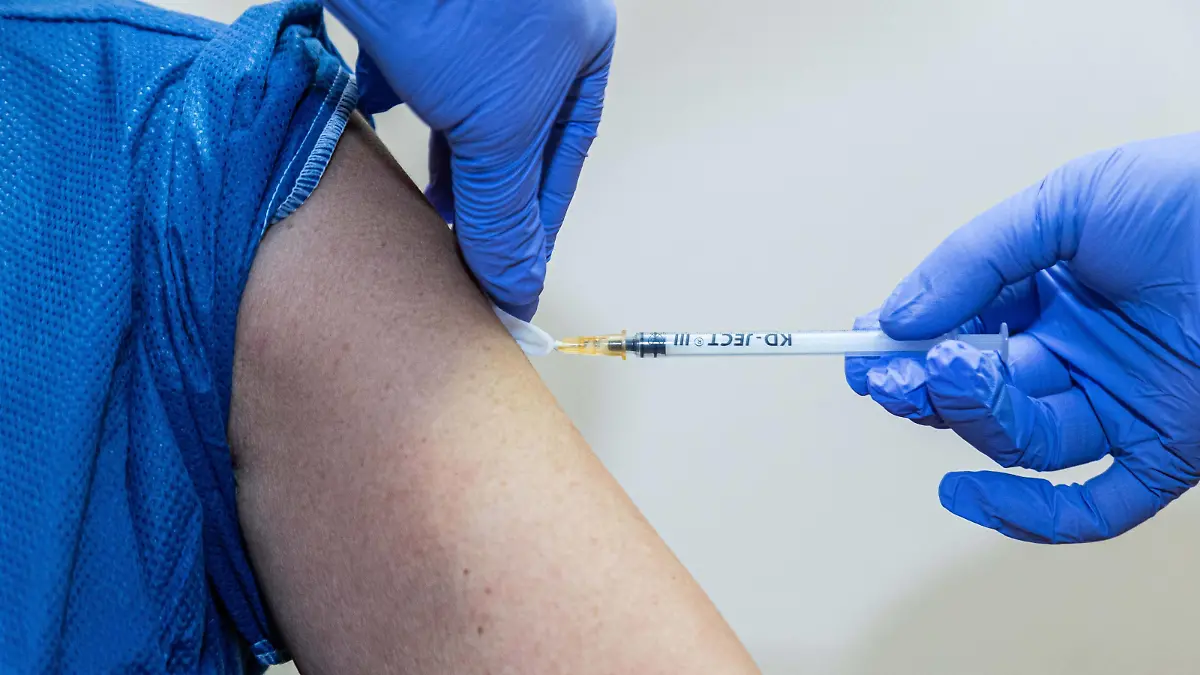 December 27, 2020, Wroclaw, Poland: Dec 27, 2020 Wroclaw Poland. Vaccination against Covid-19 with Pfizer-BioNTech vaccine started in a hospital in Wroclaw Wroclaw Poland - ZUMAk137 20201227_zap_k137_004 Copyright: xKrzysztofxKaniewskix