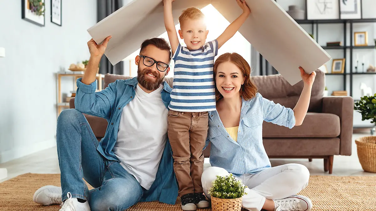 Familie baut ein Haus.