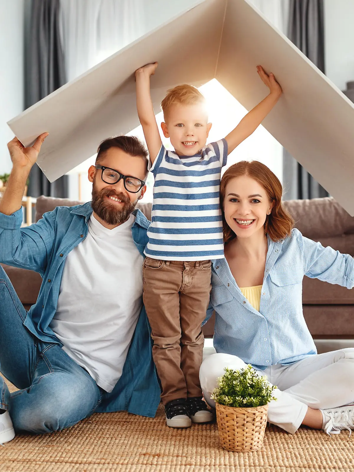 Familie baut ein Haus.