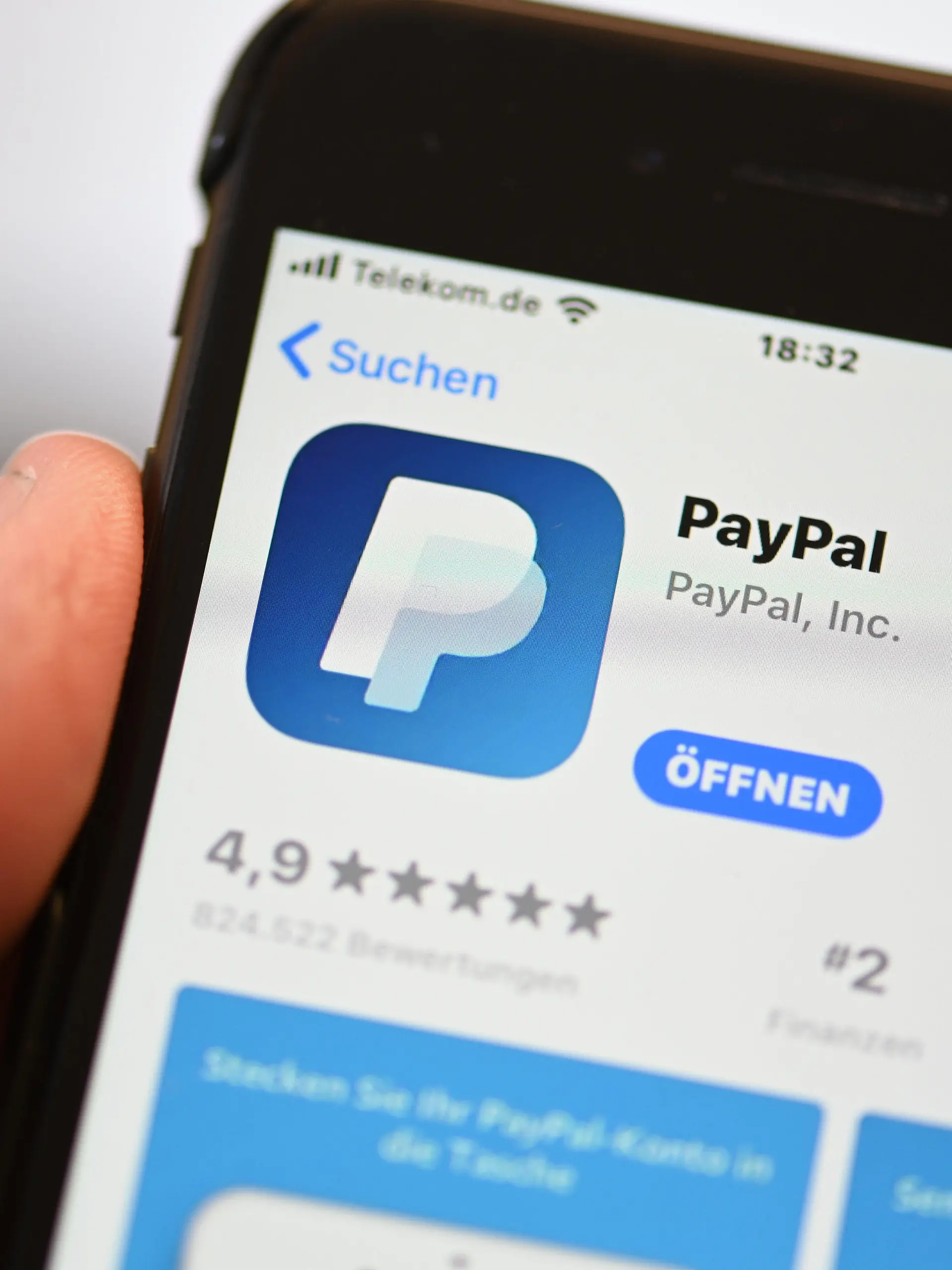 ARCHIV - 29.07.2020, Baden-Württemberg, Ravensburg: Die Applikation von PayPal ist auf einem Mobilfunkgerät zu sehen, das ein Mann in der Hand hält. (zu dpa «Bundesgerichtshof verhandelt über Extra-Gebühr beim Online-Bezahlen») Foto: Felix Kästle/dpa +++ dpa-Bildfunk +++