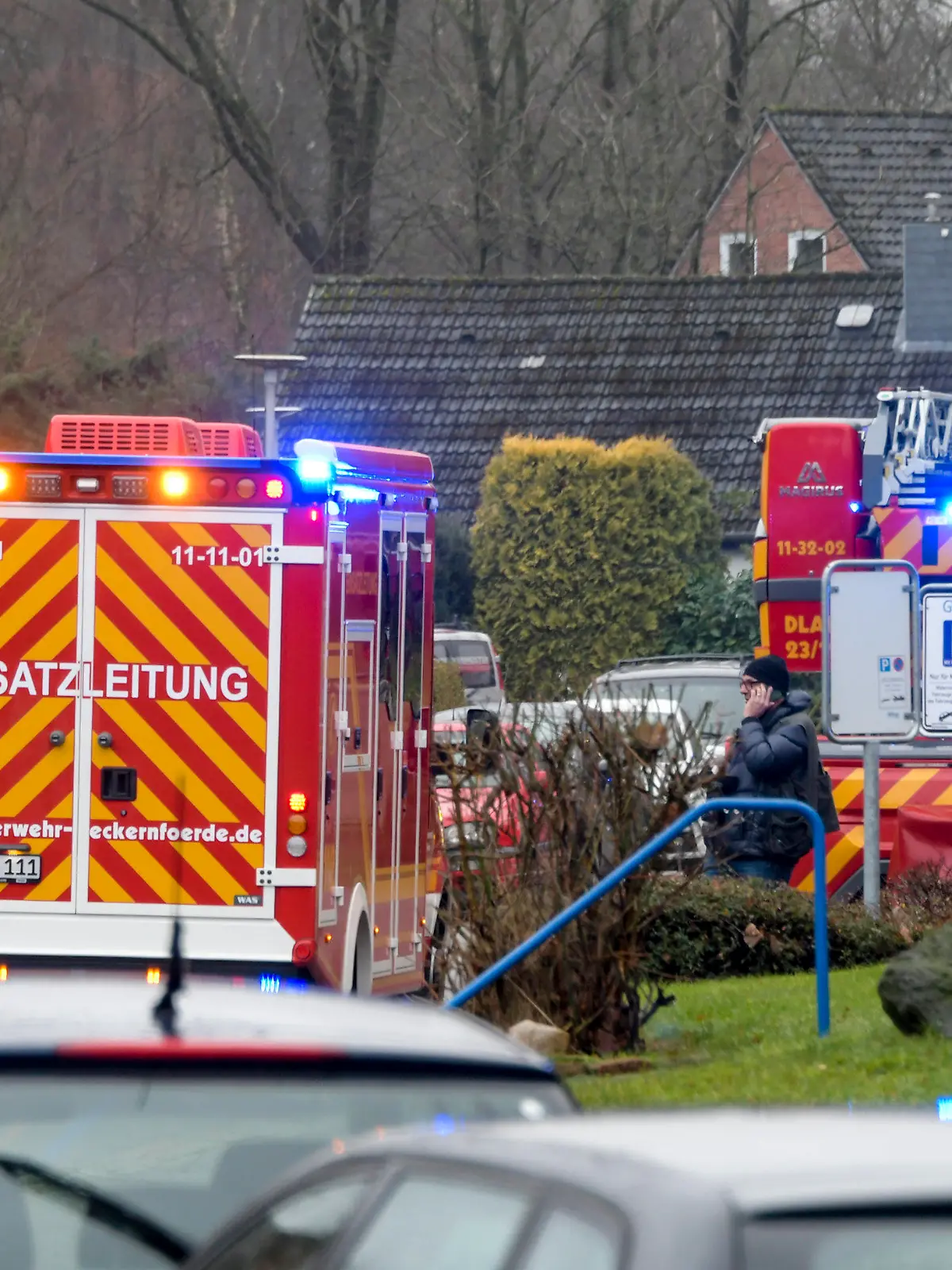 29.12.2020, Schleswig-Holstein, Eckernförde: Einsatzkräfte von Polizei und Feuerwehr stehen neben einem Haus in der Cäcilienstraße. Ein junger Mann hat sich in Eckernförde beim Herstellen von Böllern schwer verletzt. Der Wintergarten, in dem er mit den Chemikalien hantiert habe, sei zerstört und das Haus erheblich beschädigt worden, teilte die Polizei mit. Der 19-Jährige habe schwere Verbrennungen erlitten. (zu dpa «Junger Mann verletzt sich schwer bei Böllerherstellung») Foto: Axel Heimken/dpa +++ dpa-Bildfunk +++