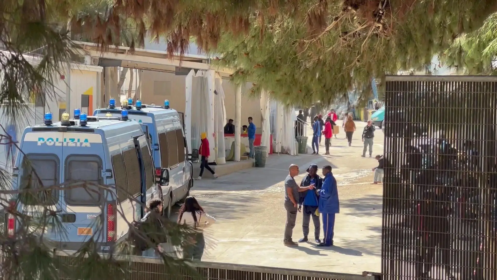 Der Eingang des Flüchtlingscamp in Lampedusa.