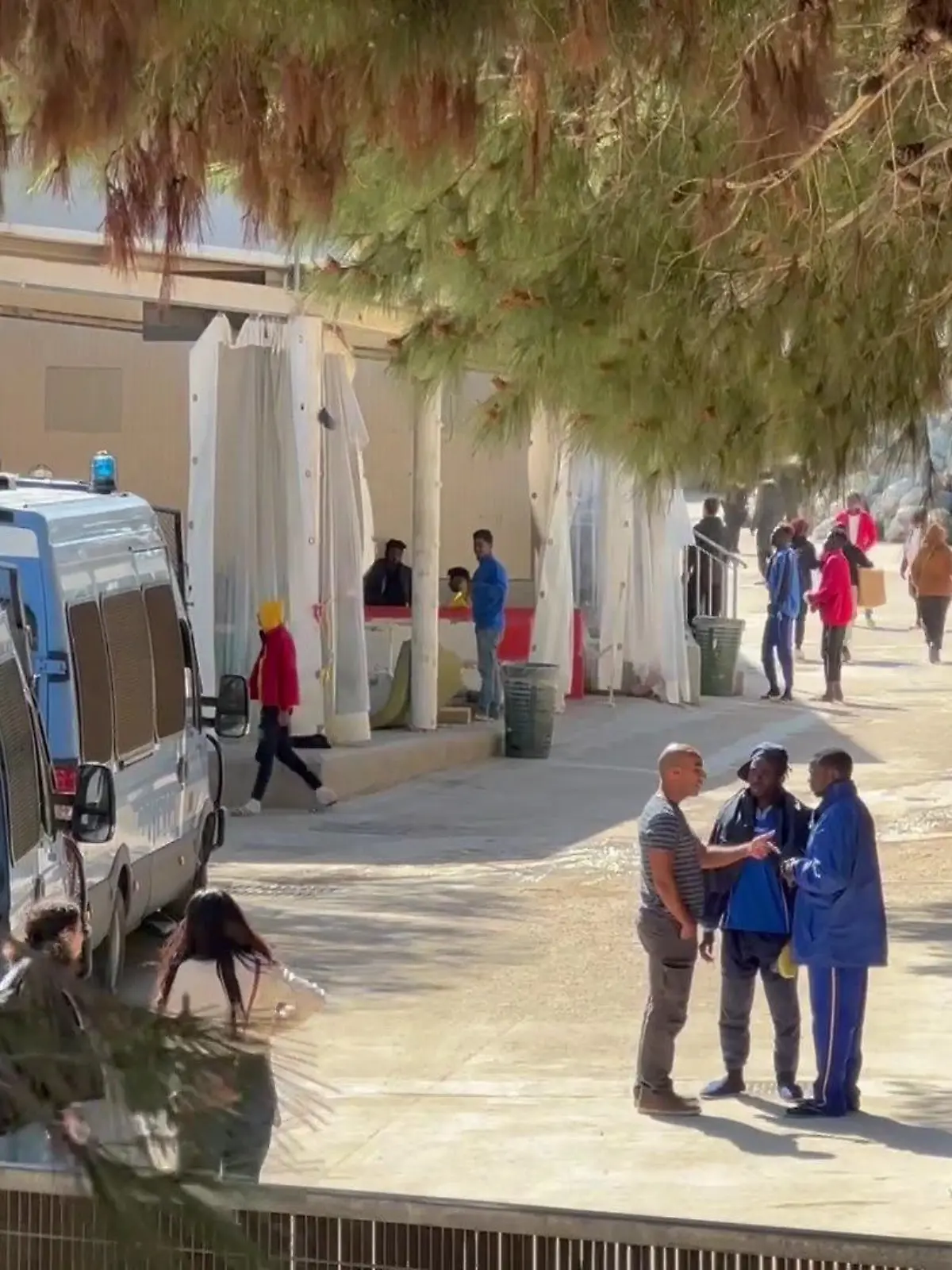 Der Eingang des Flüchtlingscamp in Lampedusa.