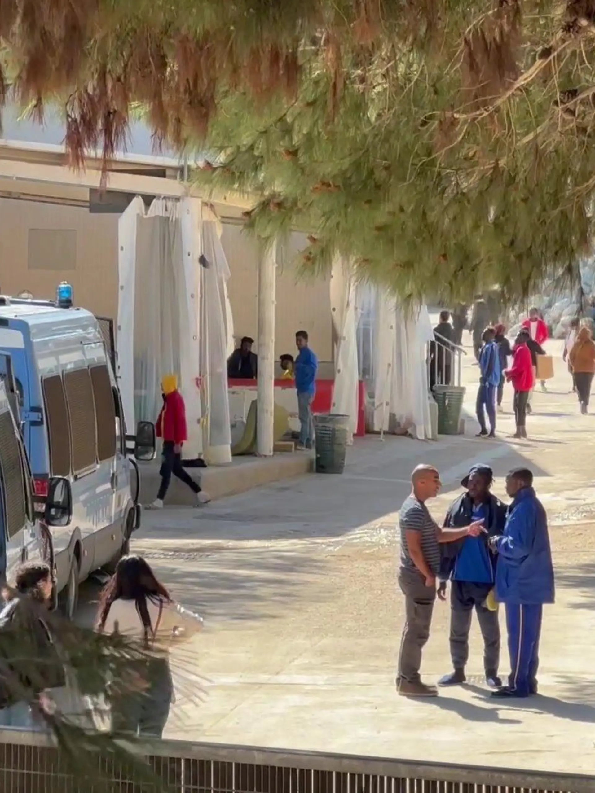 Der Eingang des Flüchtlingscamp in Lampedusa.