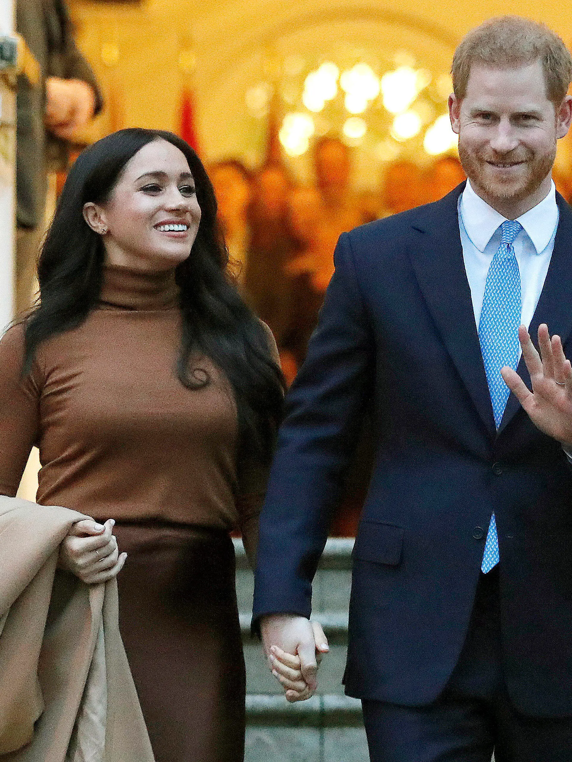 ARCHIV - 07.01.2020, Großbritannien, London: Der britische Prinzen Harry und seine Frau, Herzogin Meghan, verlassen das Kanada-Haus. Harry und Meghan haben in einem Video-Chat mit der Friedensnobelpreisträgerin Malala Yousafzai (23) über erschwerte Bildungschancen für Mädchen gesprochen.  (zu dpa "Harry und Meghan sprechen über Bildung von Mädchen und Sohn Archie") Foto: Frank Augstein/AP/dpa +++ dpa-Bildfunk +++