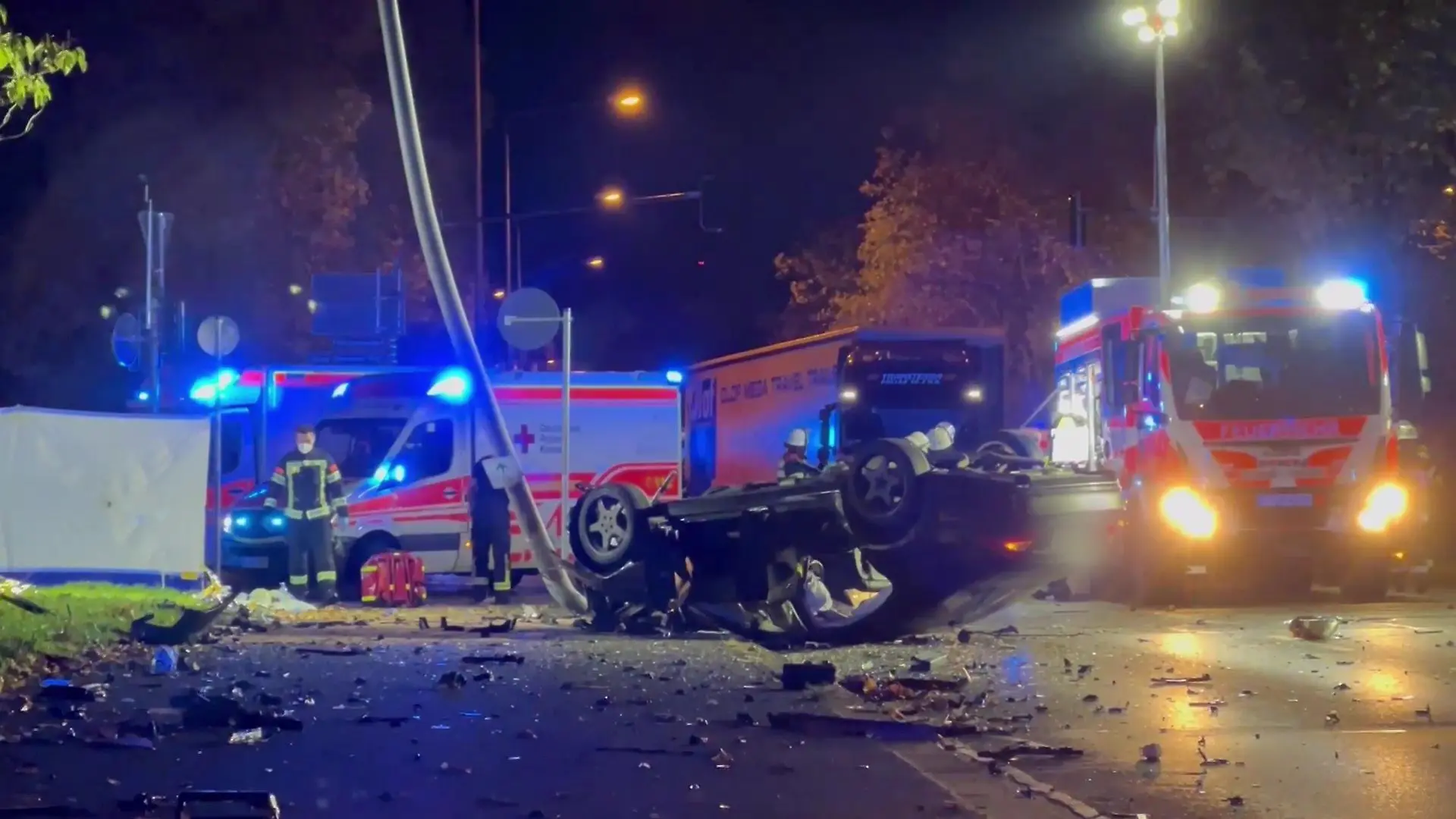 Durch den extremen Aufprall des Mercedes wurde der VW Golf durch die Luft geschleudert und landete auf dem Dach.