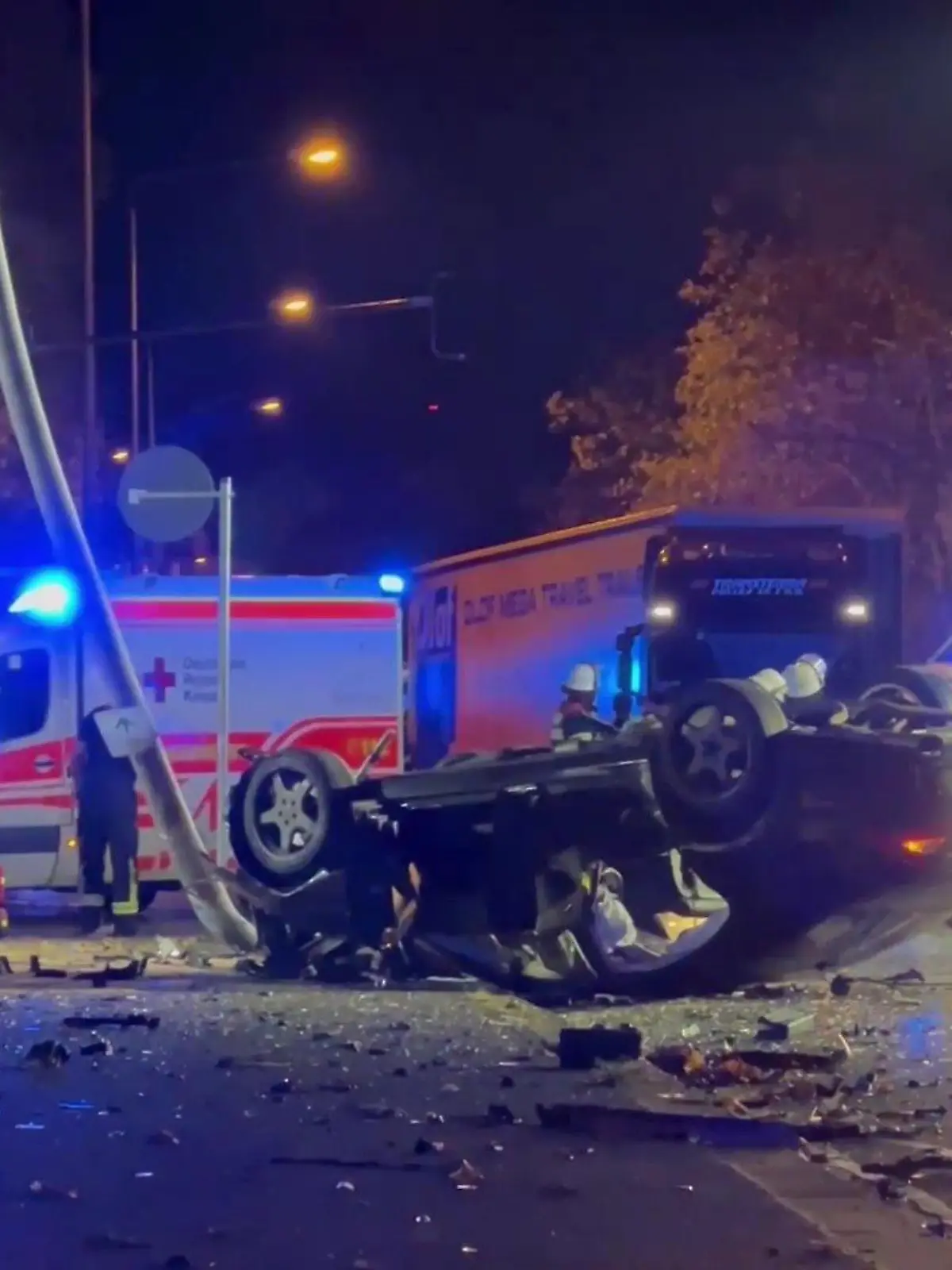 Durch den extremen Aufprall des Mercedes wurde der VW Golf durch die Luft geschleudert und landete auf dem Dach.