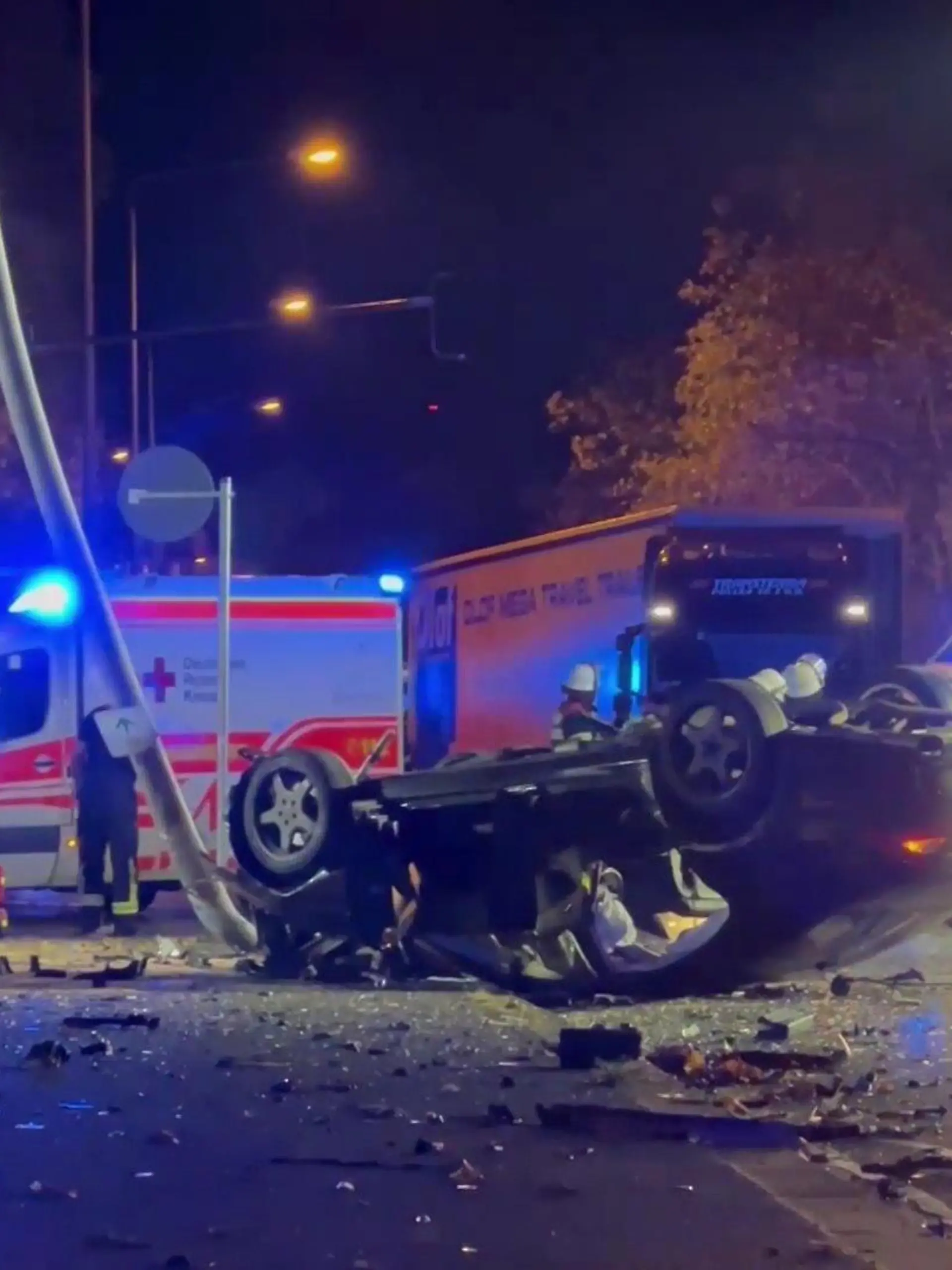 Durch den extremen Aufprall des Mercedes wurde der VW Golf durch die Luft geschleudert und landete auf dem Dach.