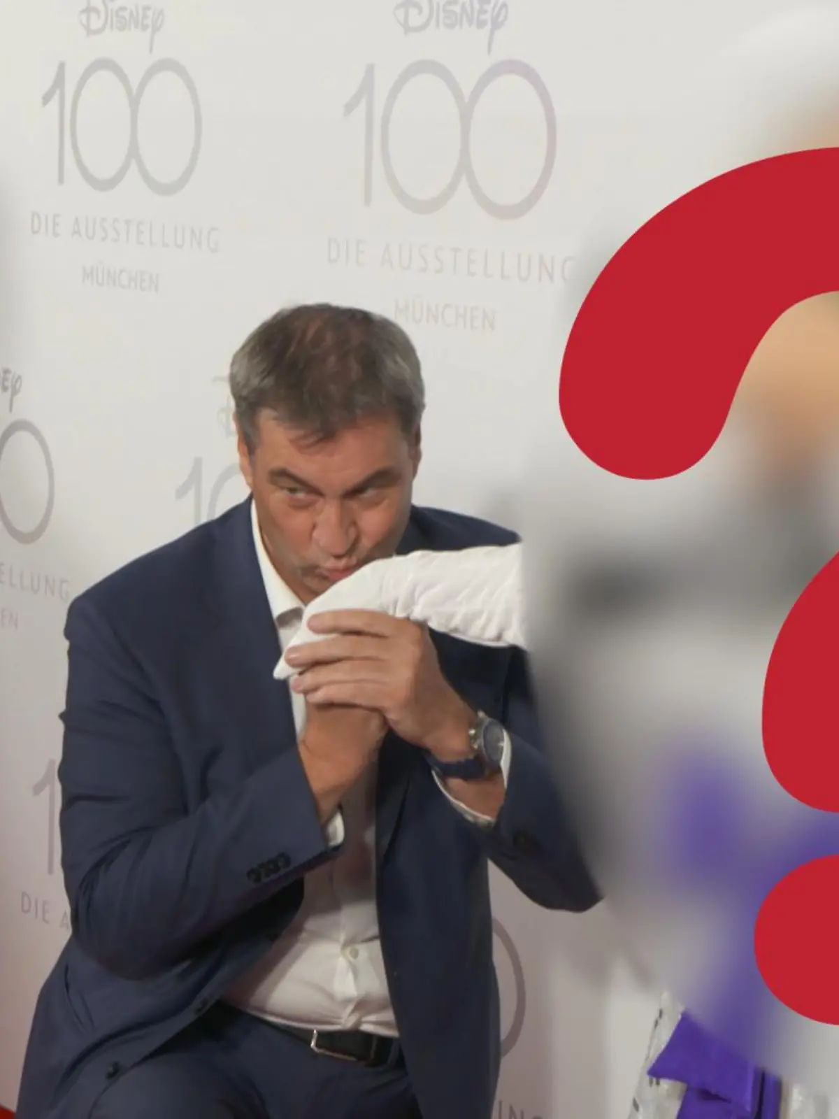 Nanu, was ist denn hier los? Bayerns Ministerpräsident kniet vor einer Frau… die nicht SEINE Frau ist! Aber keine Panik, vor IHR darf er das. Es ist niemand geringeres als die Disney Kult-Figur: Minnie Mouse. Denn – Söder ist ein riesiger Disney Fan, wie er RTL verrät.