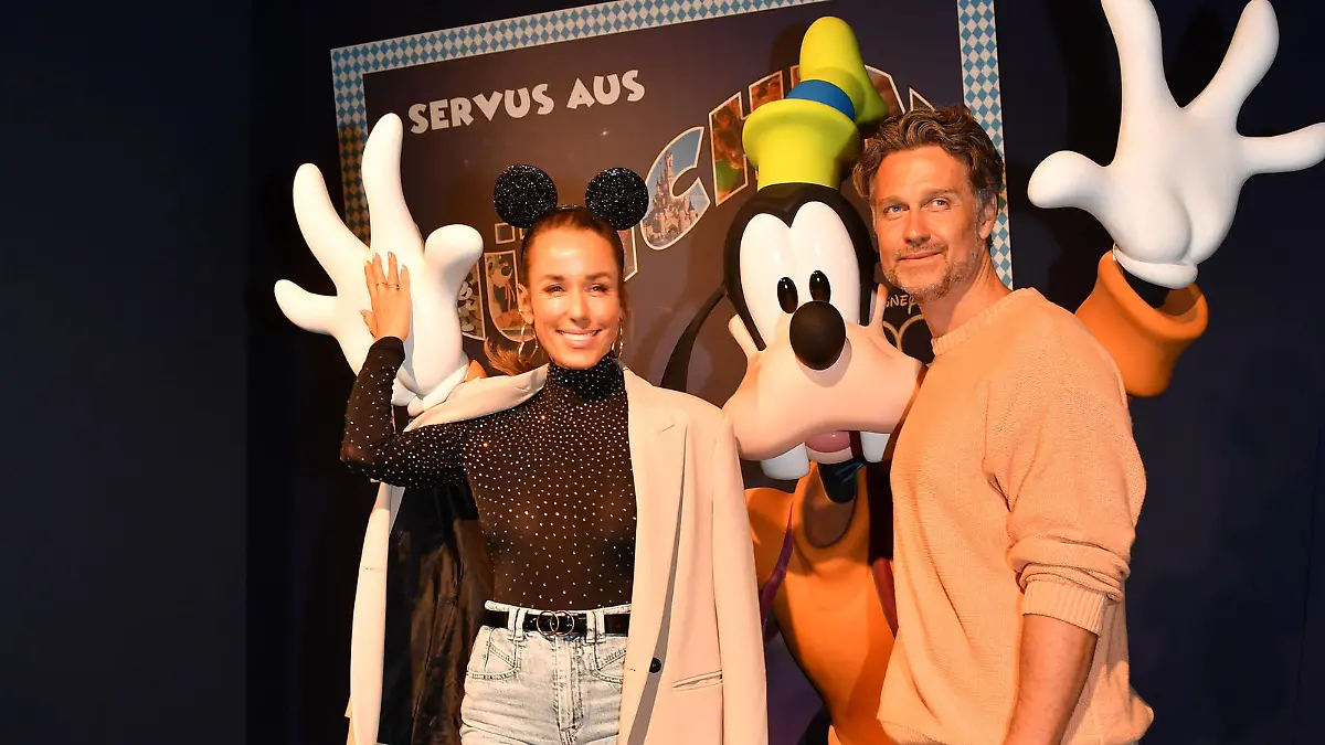 Wayne Carpendale mit Annemarie / VIP-Opening / Disney100: Die Ausstellung / München / 17. April 2023 *** Wayne Carpendale with Annemarie VIP Opening Disney100 The exhibition Munich 17 April 2023