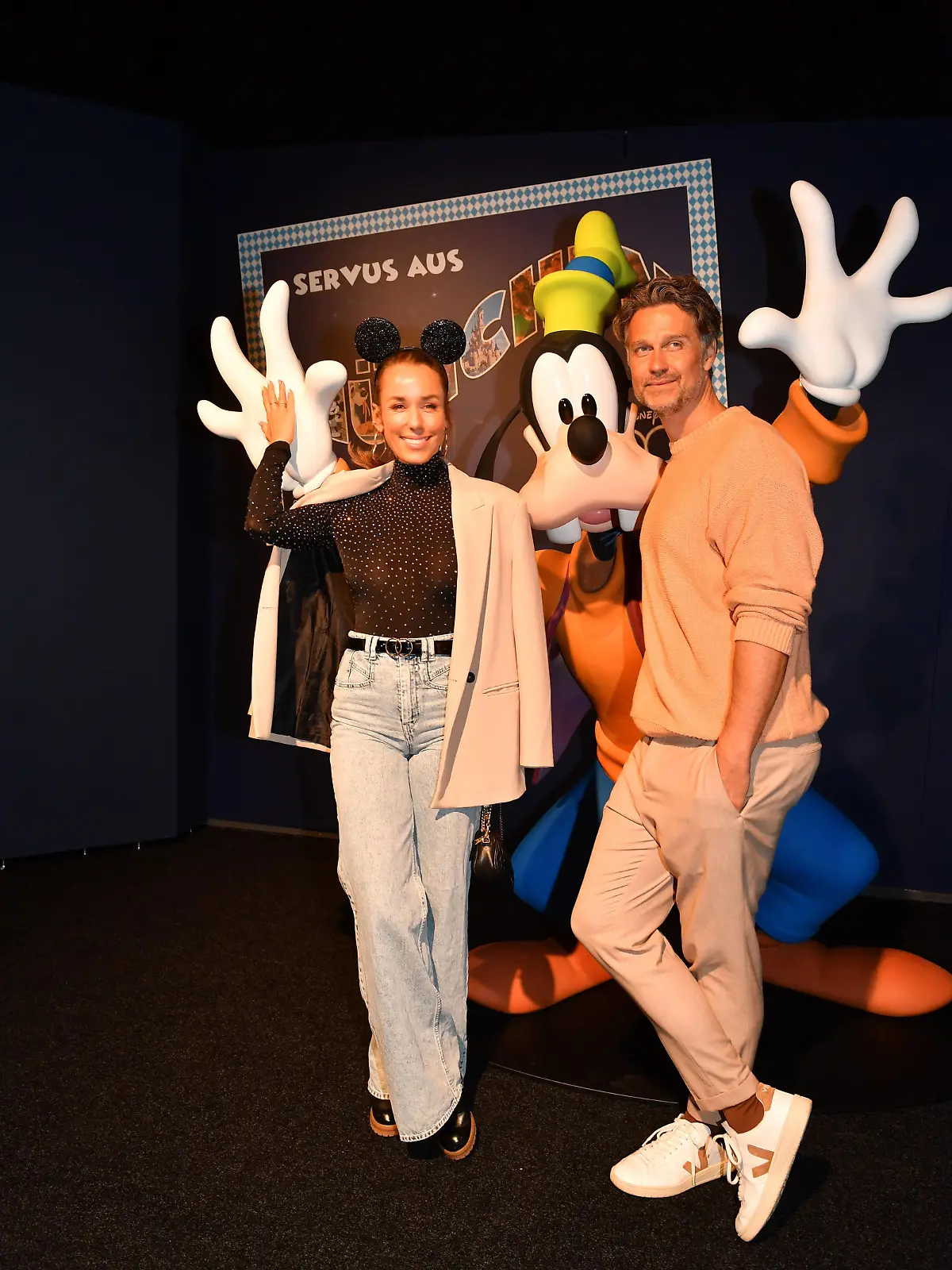 Wayne Carpendale mit Annemarie / VIP-Opening / Disney100: Die Ausstellung / München / 17. April 2023 *** Wayne Carpendale with Annemarie VIP Opening Disney100 The exhibition Munich 17 April 2023